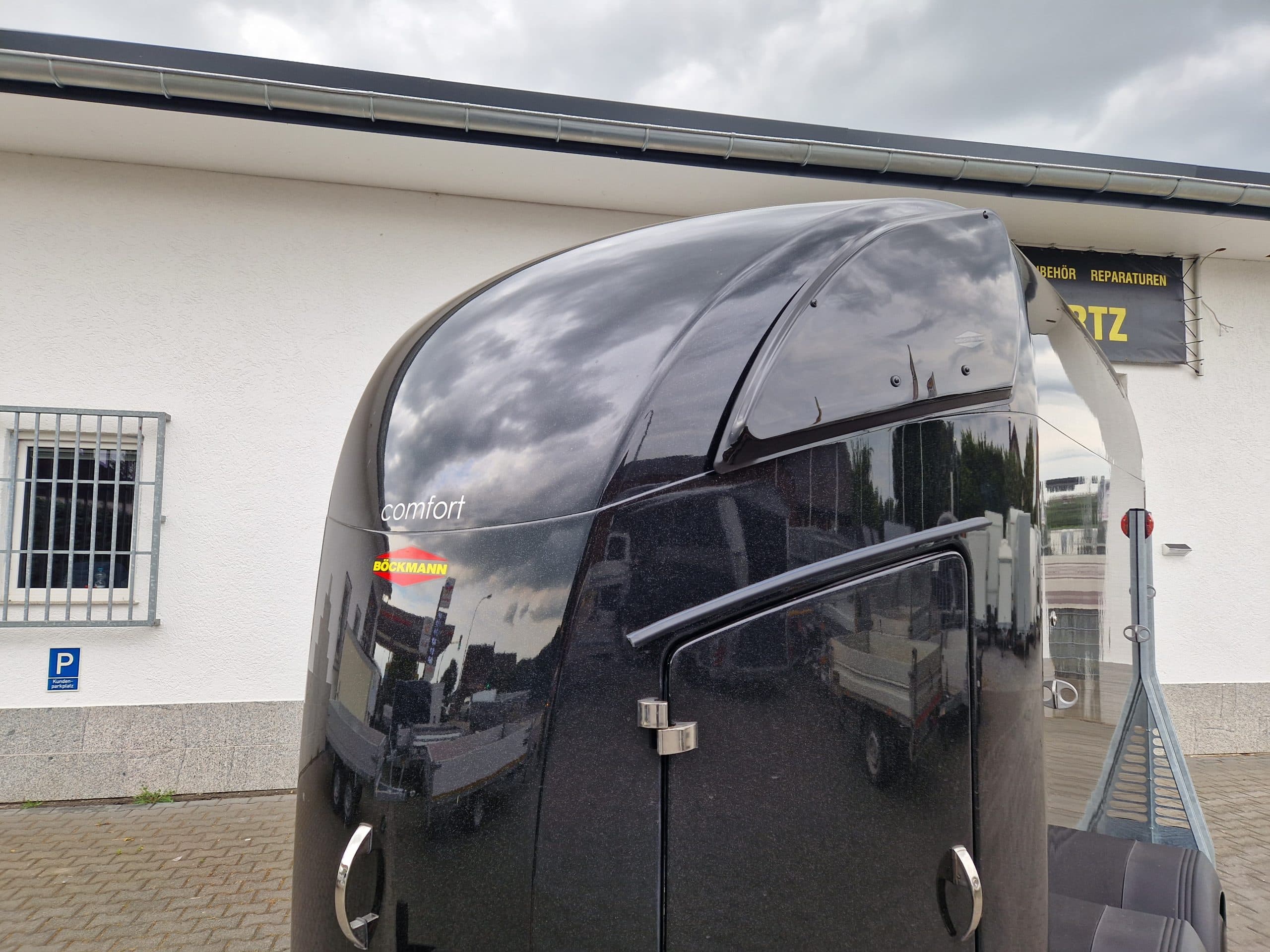 Rimorchio per cavalli Böckmann Comfort black con selleria, aeratore da tetto, protezione anti-calcio, CFF, 100 km/h, modello 2025