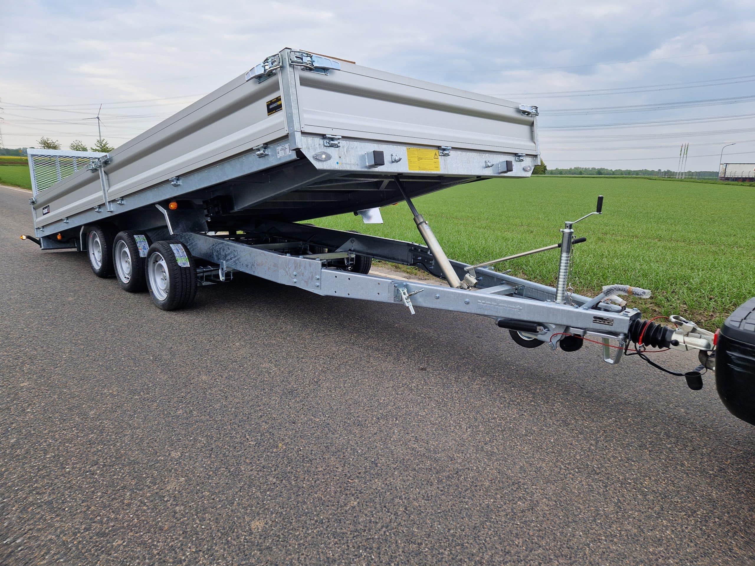 Variant trasportatore macchine 3553 UX Maxi Load 520x210x30 cm, LED, tridem, sospensione a balestra parabolica, 3500 kg