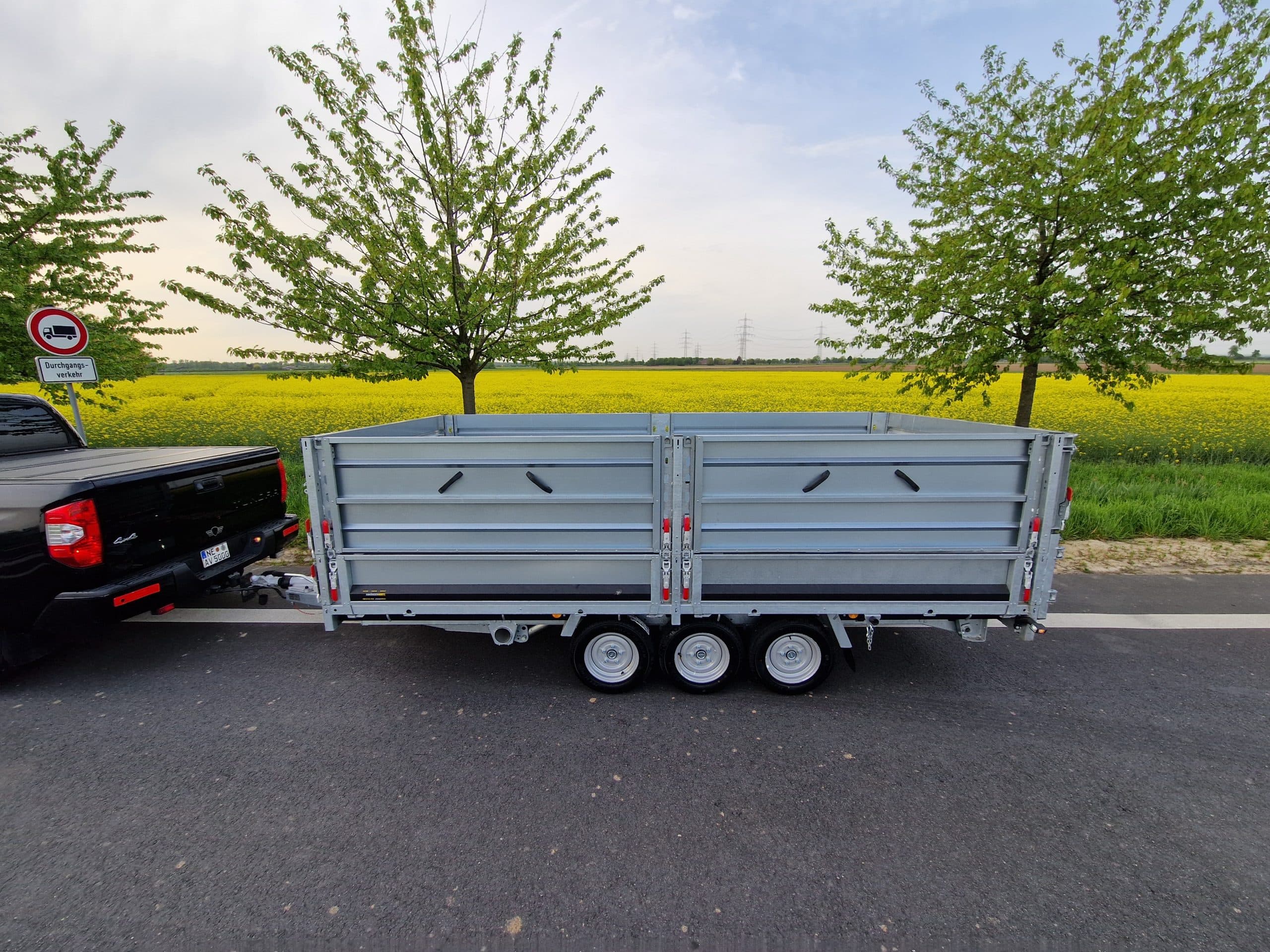 Brian James Trailer Cargo Tipper 526-4020, 400x200x100 cm, sovrasponde, elettrico, Blackline, LED, tridem, 3500 kg, offerta