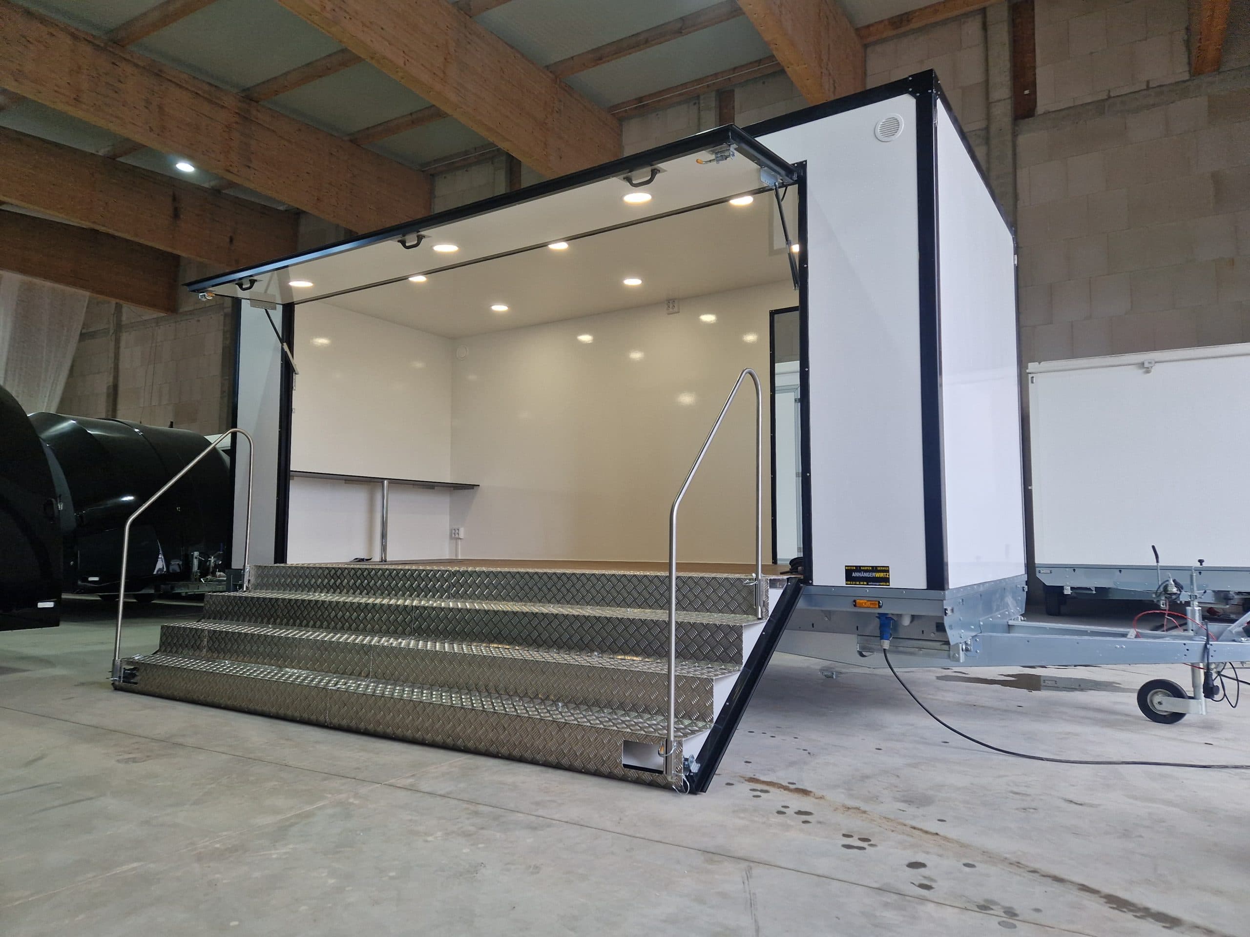 Rimorchio evento con palco e showroom 610x220x220 cm, luce 230 V, porta e accesso con scala, 2000 kg