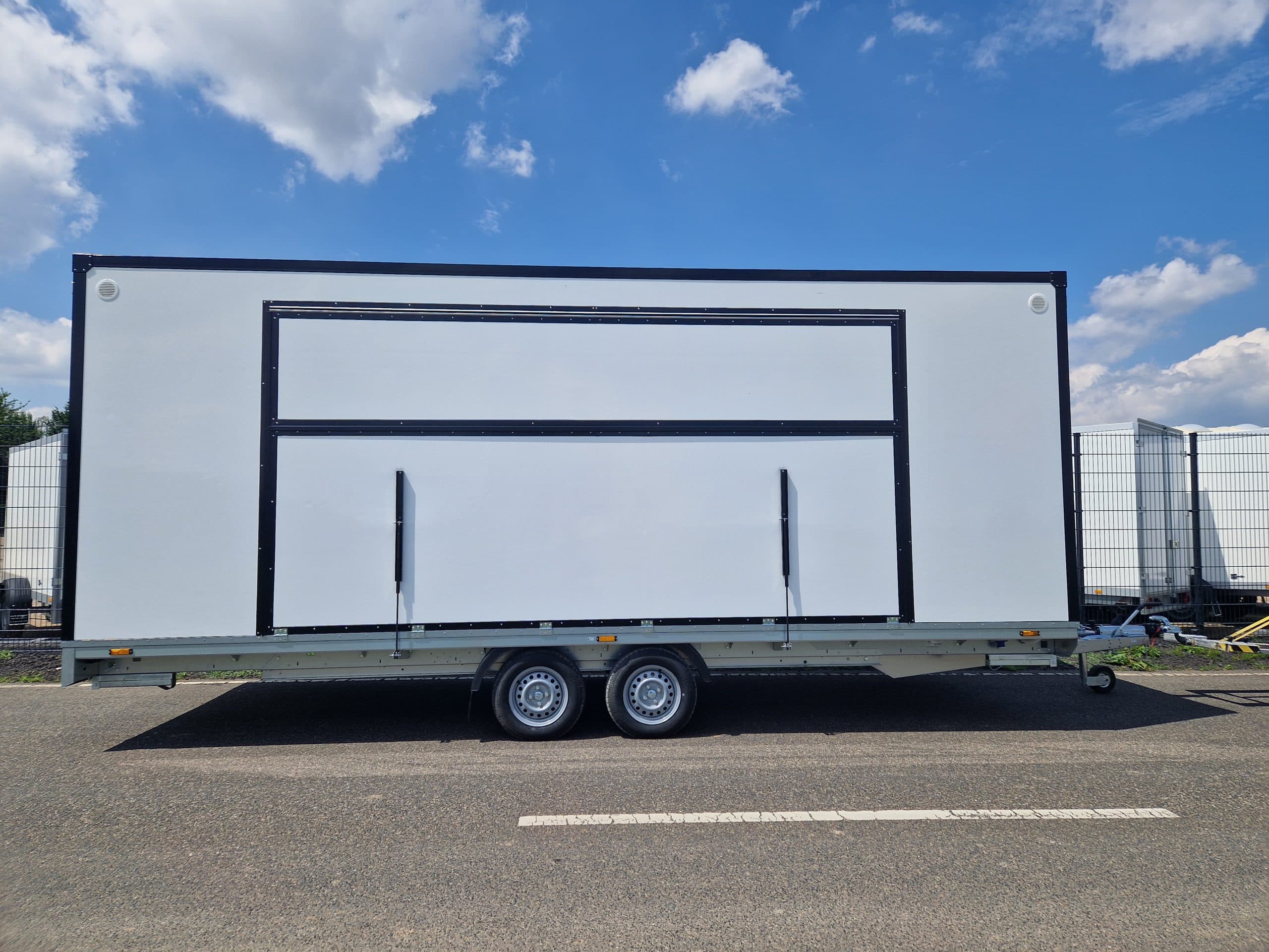Event trailer palcoscenico showroom 610x220x220 cm, impianto 230V, luce, porta e accesso con scala, 13", 2700 kg