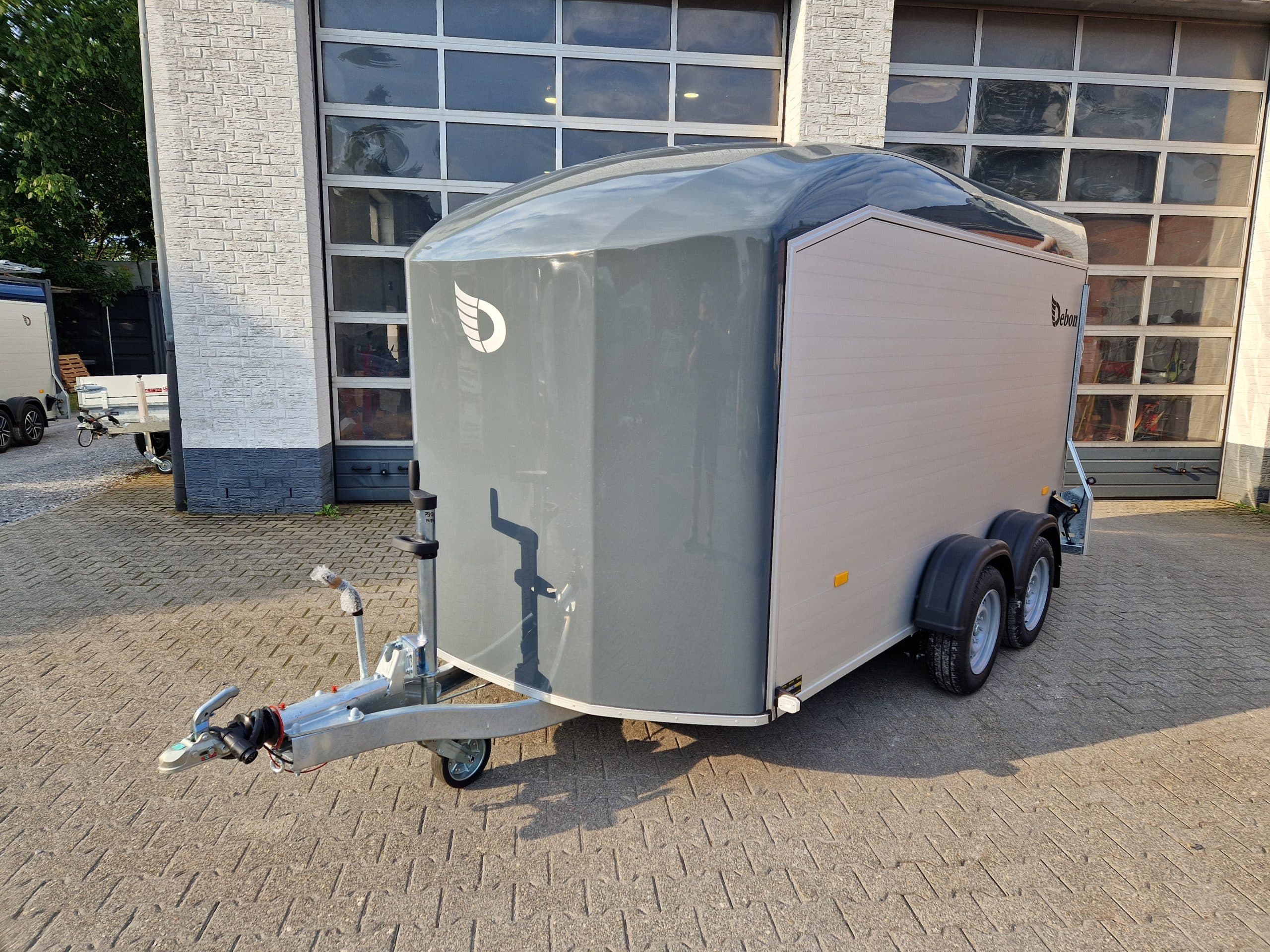 Cargo Roadster 700 375x180x200 cm, alluminio/poliestere grigio ferro, porta laterale, Pullman, 100 km/h, 2600 kg, modello 2025