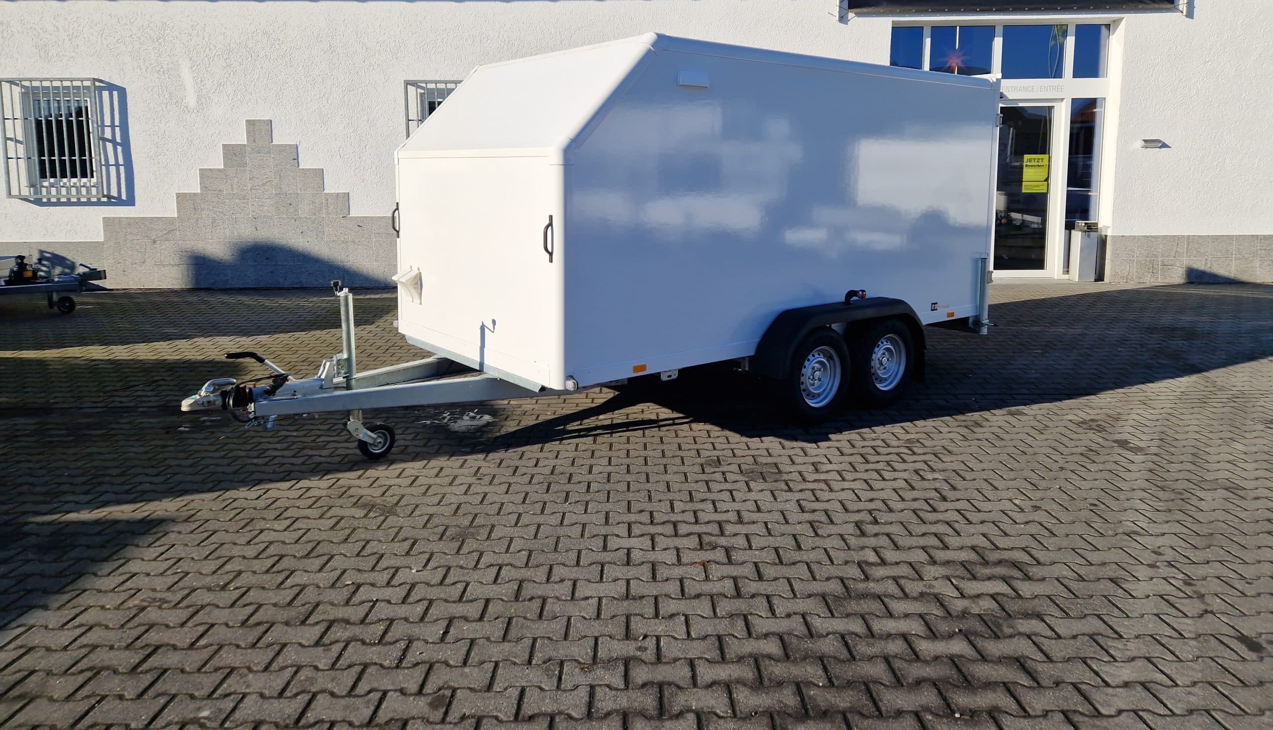 Rimorchio furgonato Kargo FS2740/180HTL 405x200x180 cm, GFK aerodinamico, sistema di ancoraggio, LED, pianale ribassato, 100 km/h, 2700 kg