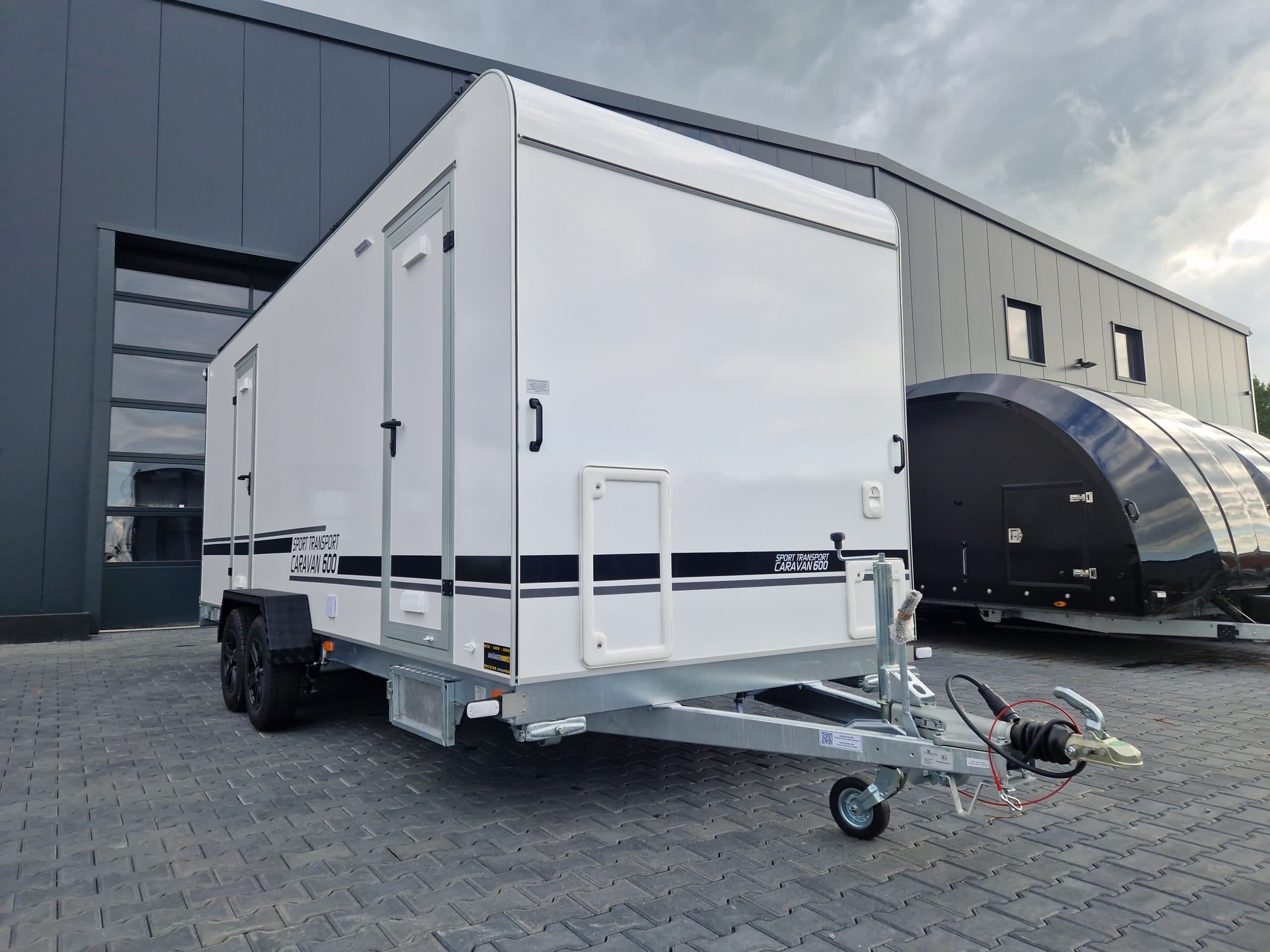Rimorchio furgonato Sport Camp TFS 600.01 600x200x210 cm, Premium, vano di carico 300 cm, porta laterale, abitacolo, 3000 kg, 100 km/h