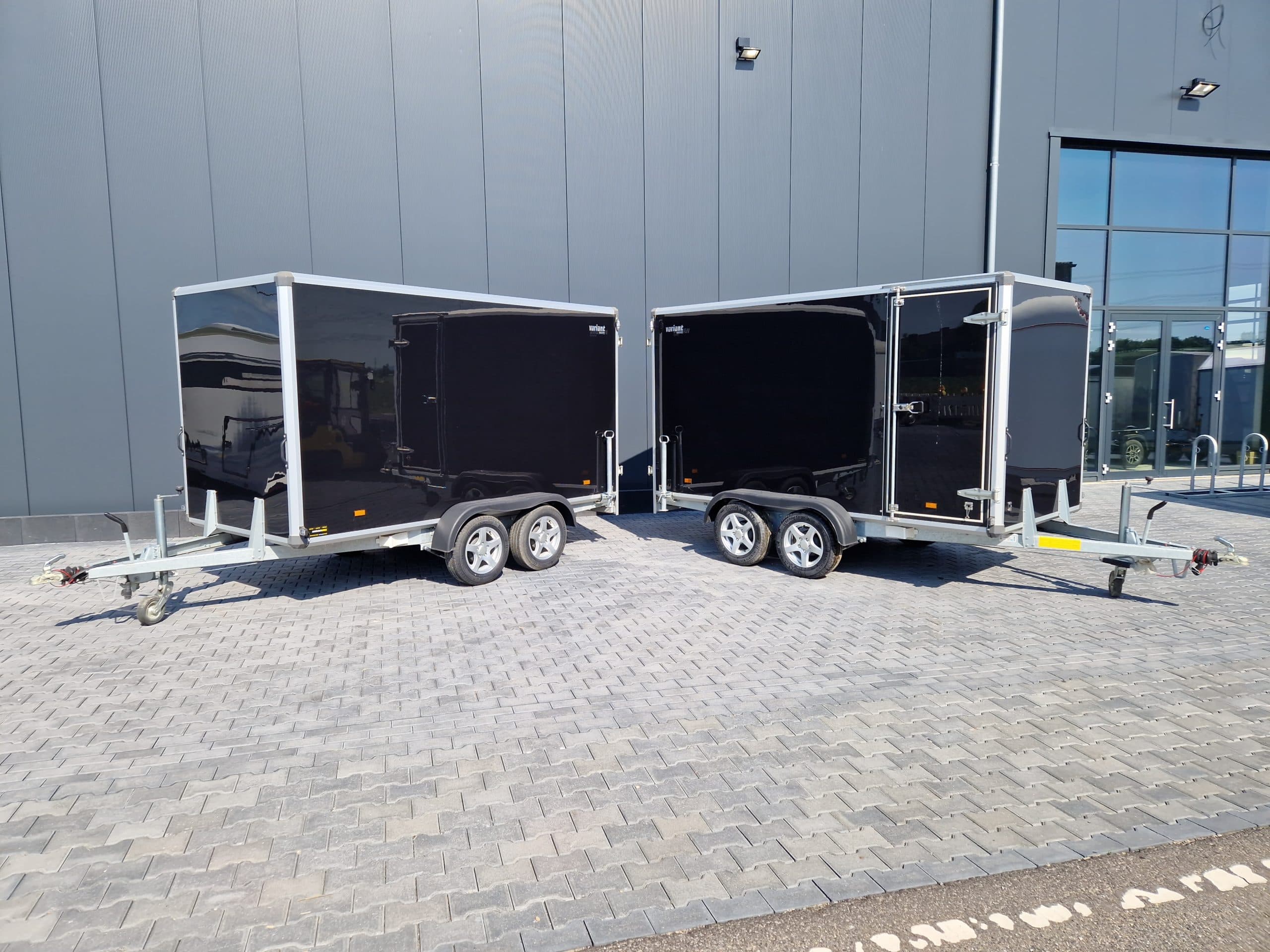 Rimorchio furgonato Variant 2517 C4 Edition black 346x168x188 cm, porta laterale, cerchi in lega, 2500 kg, 100 km/h