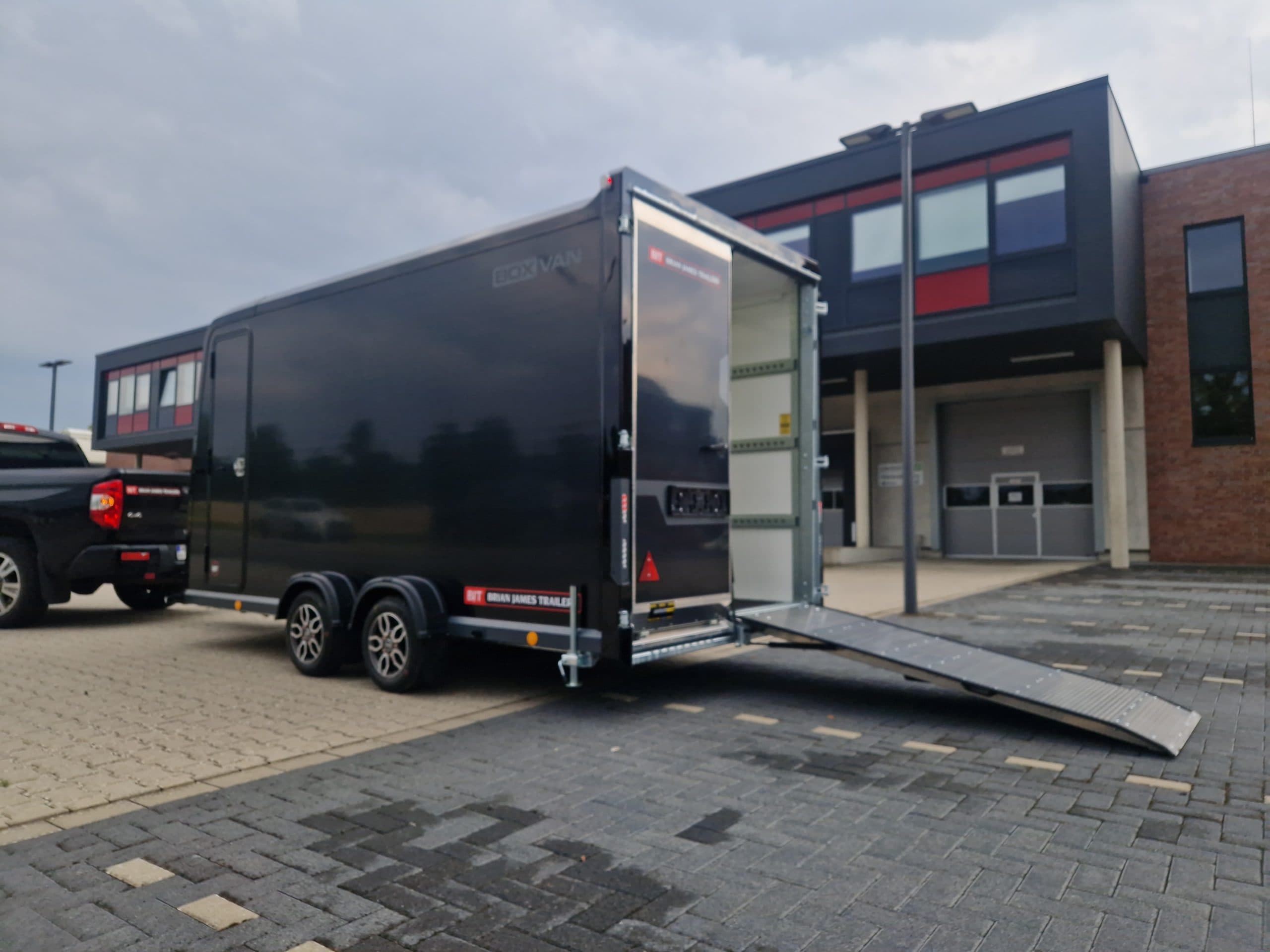 Rimorchio furgonato Box Van 600-4018-27-2-12-B 400x180x200 cm, porte laterali, sistema di ancoraggio, vetroresina, aerodinamico