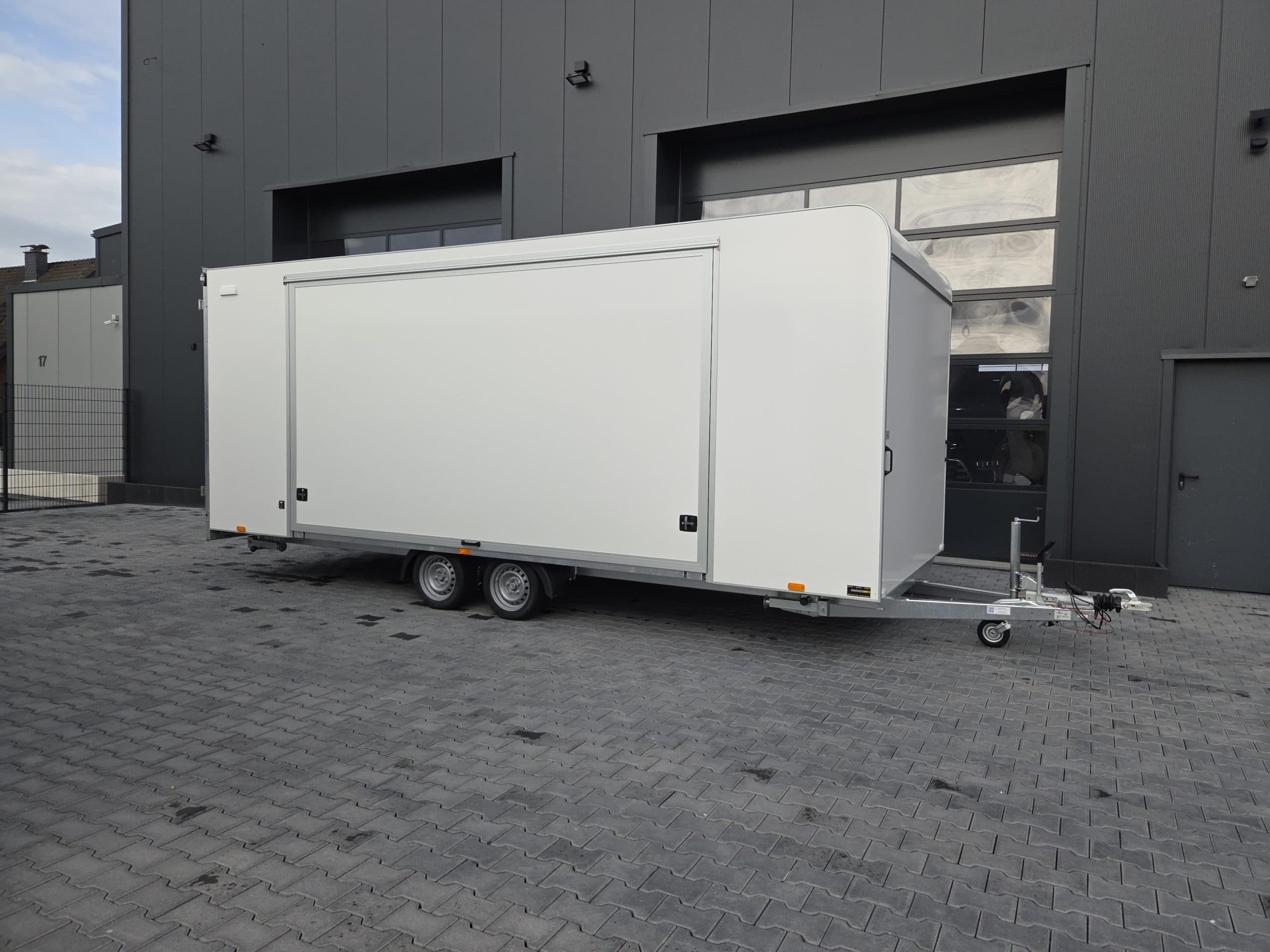 Event trailer furgonato TWSP M 600T.01 600x230x217 cm con sportello laterale, scala, porte posteriori, impianto 230V e luce interna, 3000 kg, 100 km/h