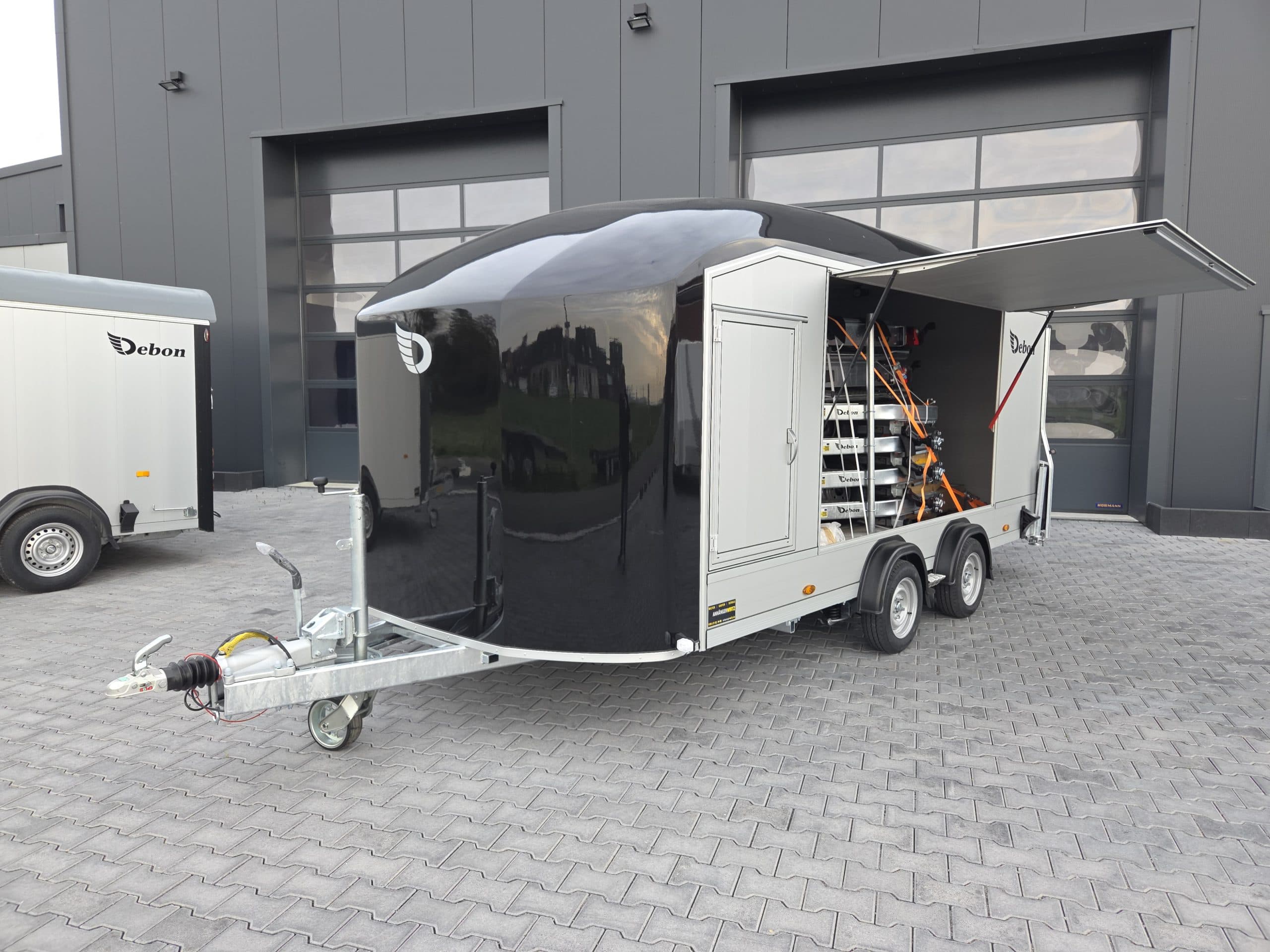 Rimorchio furgonato Cargo Roadster 1000 Pro 480x200x204 cm, alluminio e poliestere nero, sportelli laterali, 3500 kg, 100 km/h, 2026