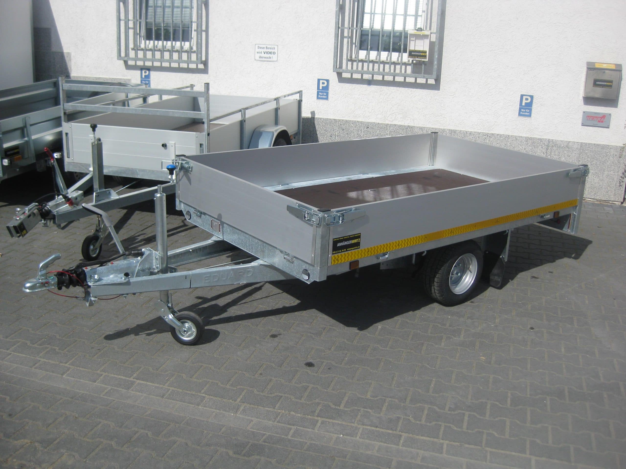 Rimorchio a pianale alto 260x150x30 cm, altezza di carico 56 cm, 10", telaio ribassato (S), 1350 kg