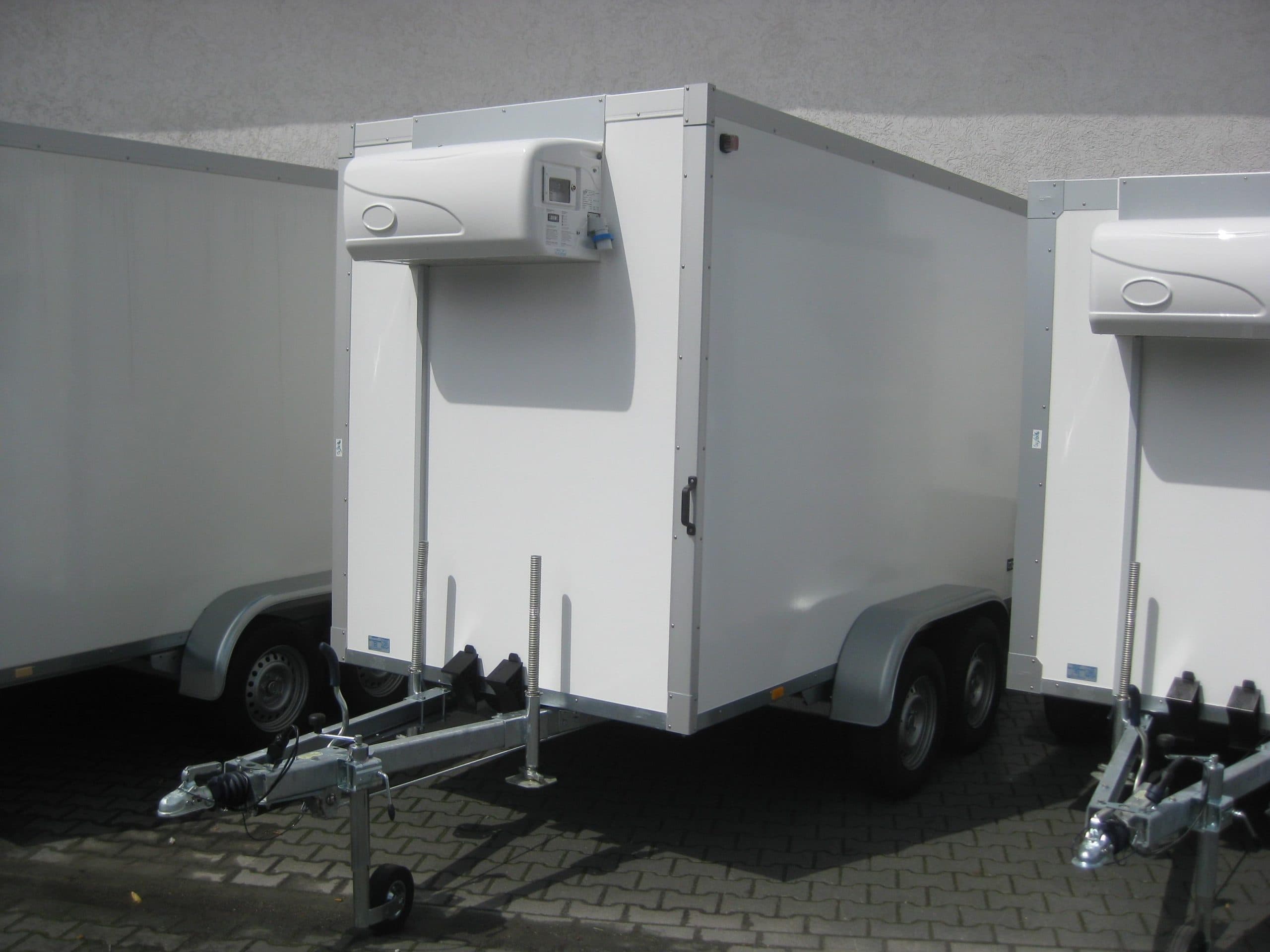 Rimorchio refrigerato AZKF 2735/155 343x154x200 cm con gruppo GOVI, 4 supporti, isolamento 60, Frioliner, offerta di aprile