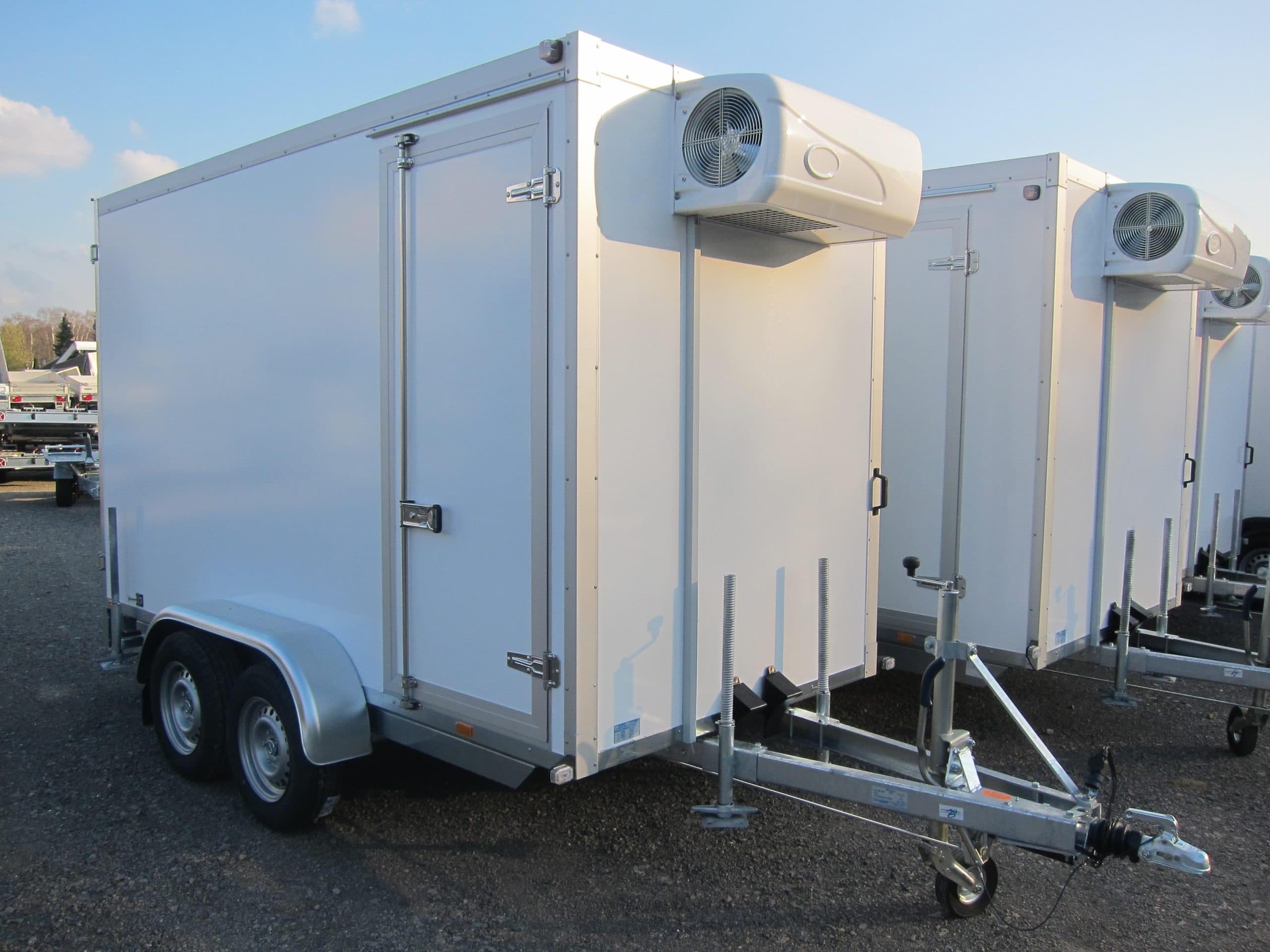 Rimorchio refrigerato AZKF 2735/155 343x154x200 cm con porta laterale e impianto frigorifero, 4 supporti, isolamento 60, Frioliner