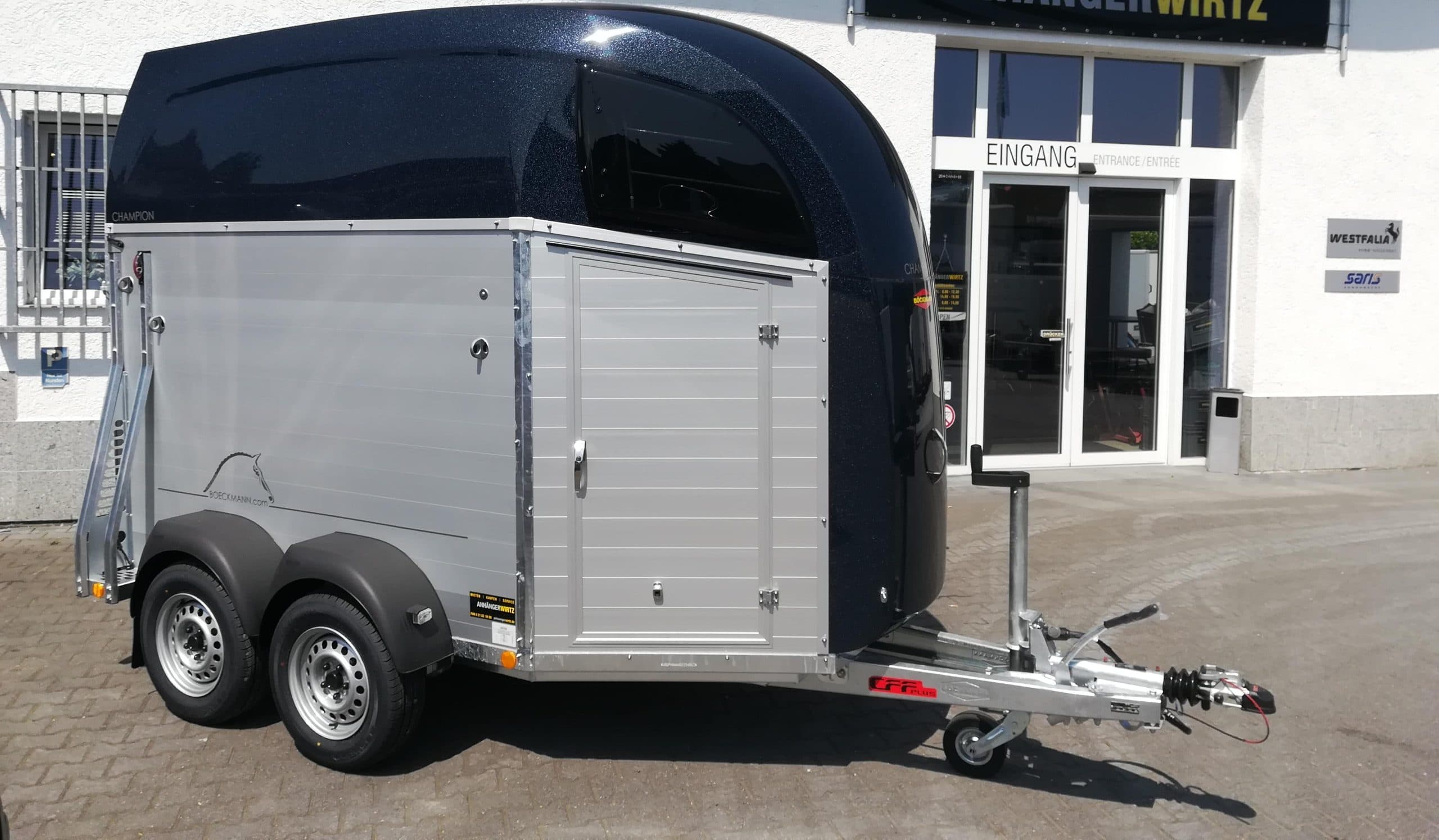 Rimorchio per cavalli Böckmann Champion R con selleria blueline, CFF+, 100 km/h, modello 2025, 2400 kg