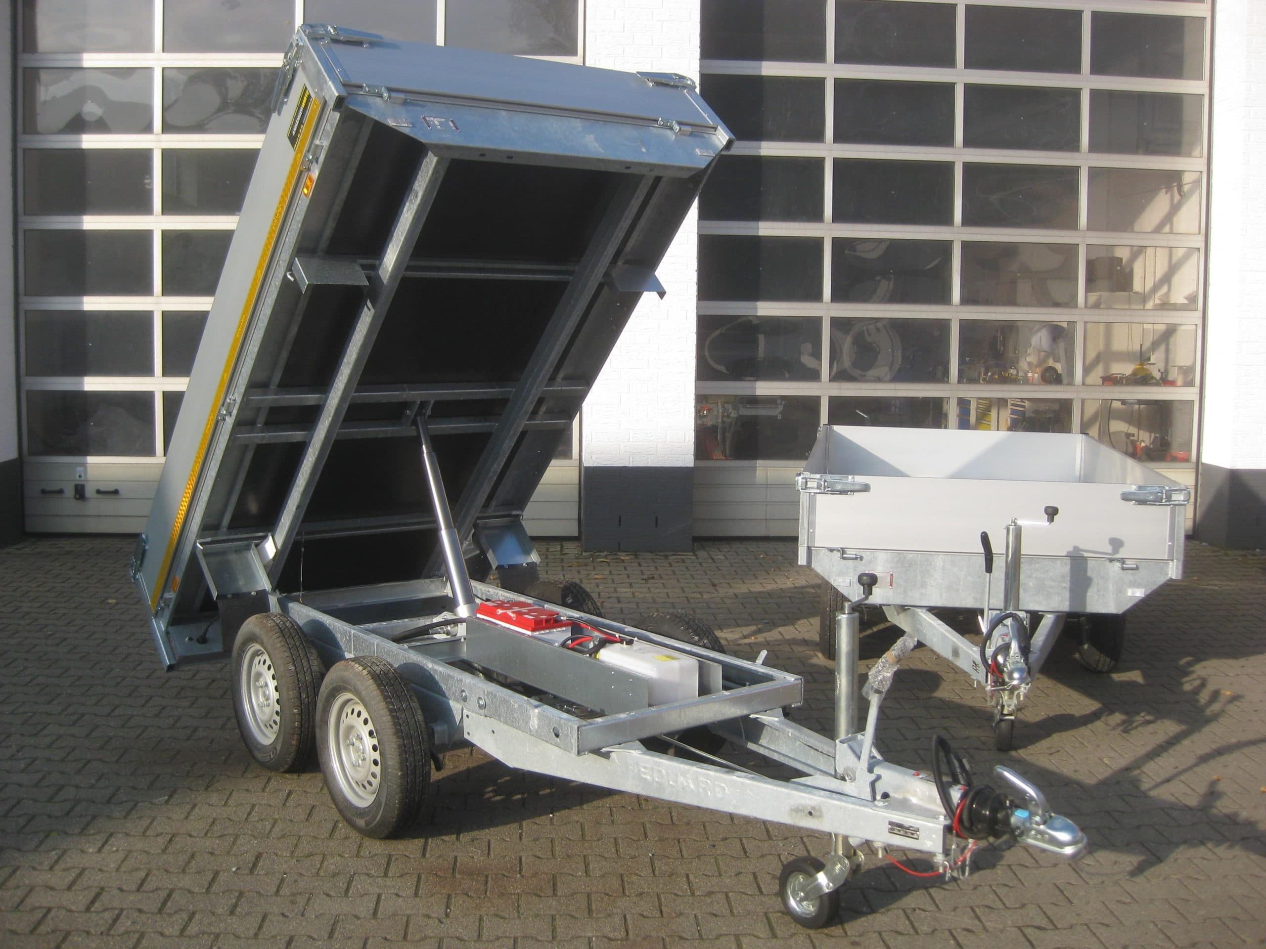 Rimorchio ribaltabile posteriore 260x150x30 cm, altezza piano di carico 72 cm, elettrico con pompa manuale di emergenza e telecomando, 2000 kg, offert