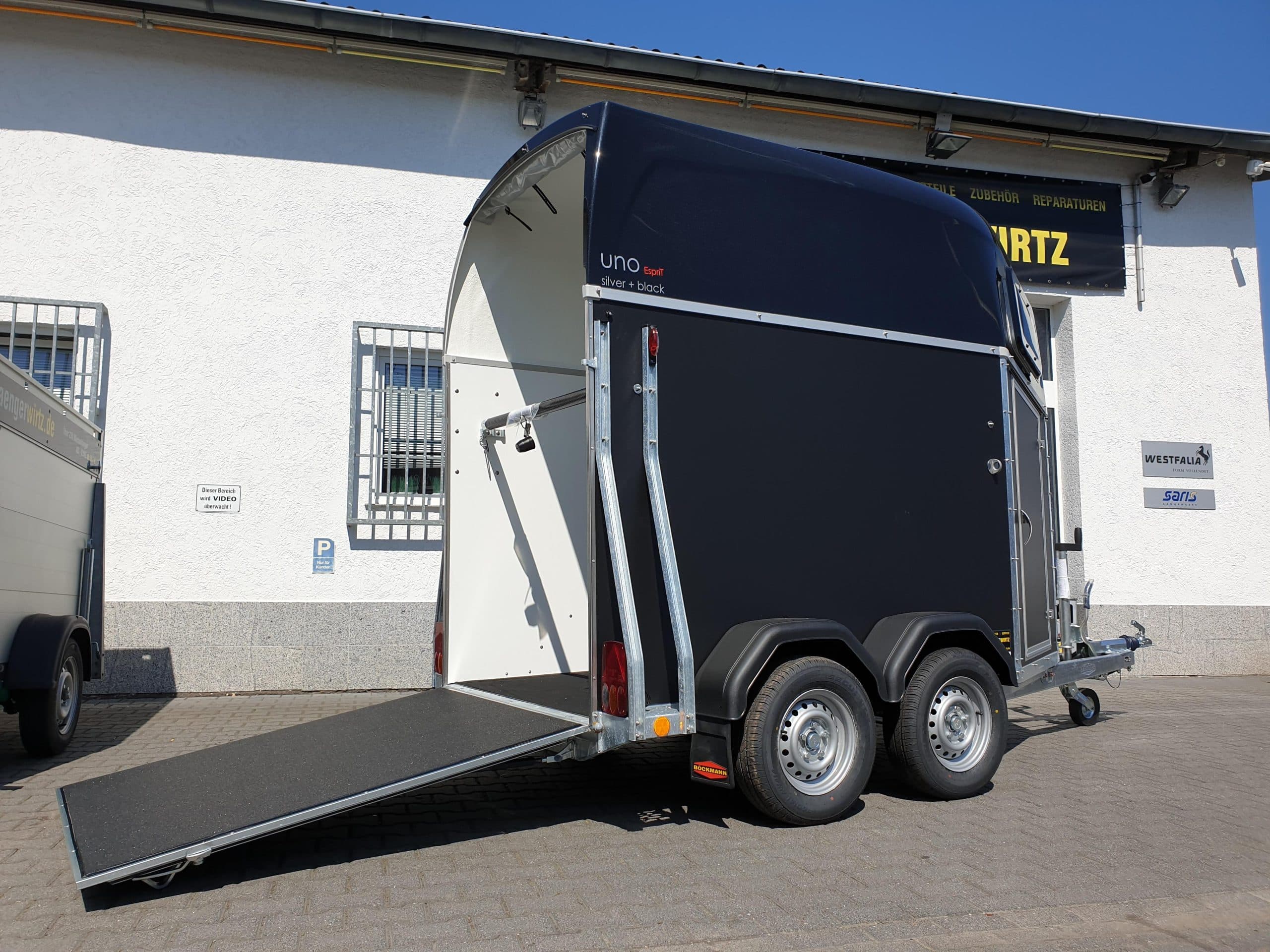 Rimorchio per cavalli Böckmann UNO Esprit silver & black, cupola nera, 1600 kg, modello 2026