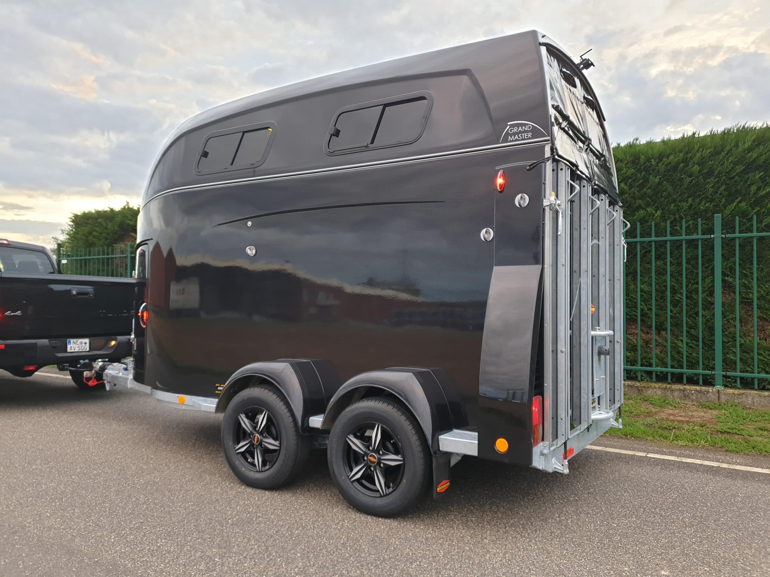 Rimorchio per cavalli Böckmann Grand Master SKA black, telecamera, cerchi in lega, WCF, 100 km/h, 2700 kg, modello 2024