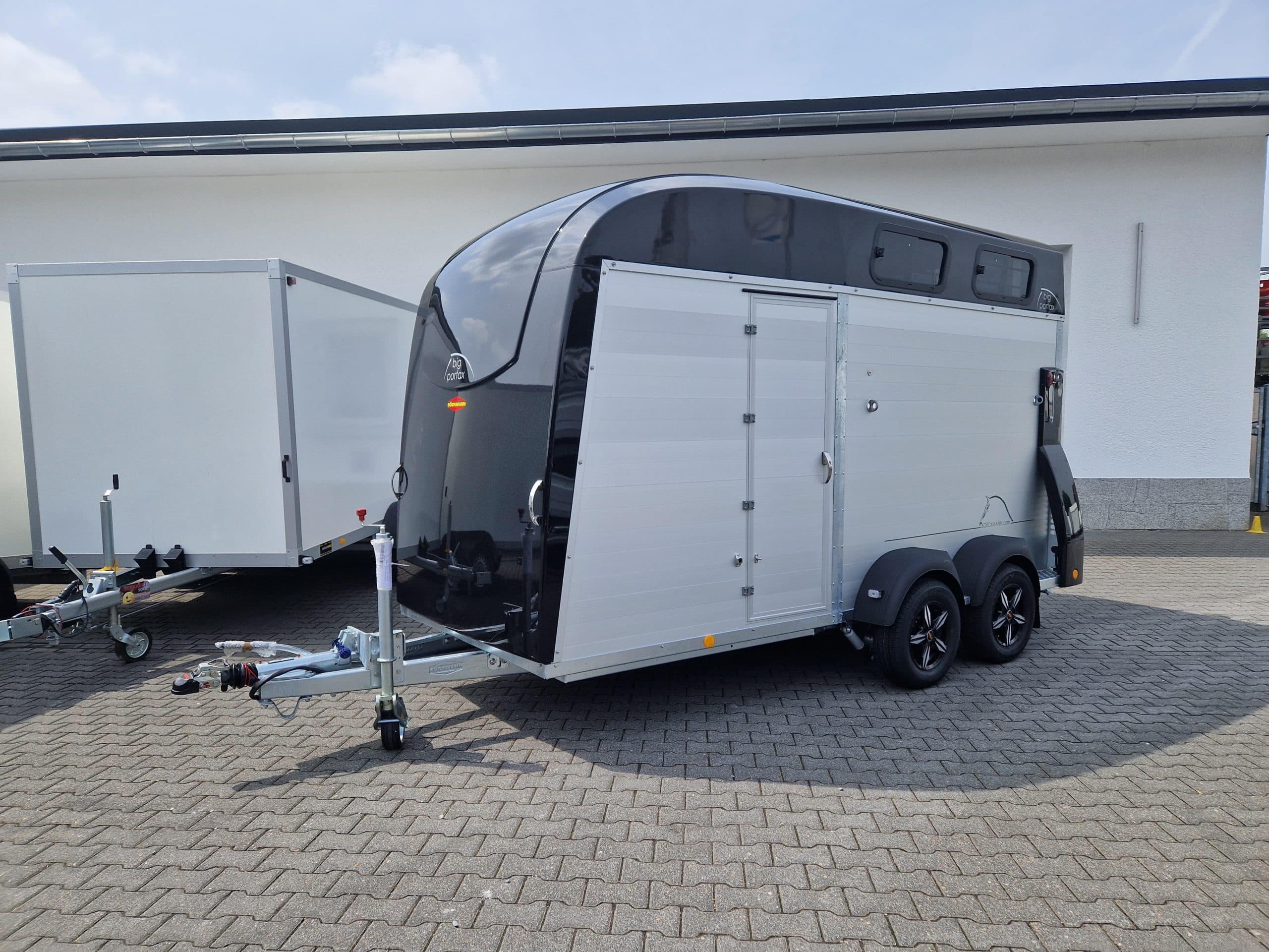 Rimorchio per cavalli Böckmann Big Portax blackline, cerchi in lega, porta divisoria, telecamera, WCF, 2700 kg, cavalli grandi