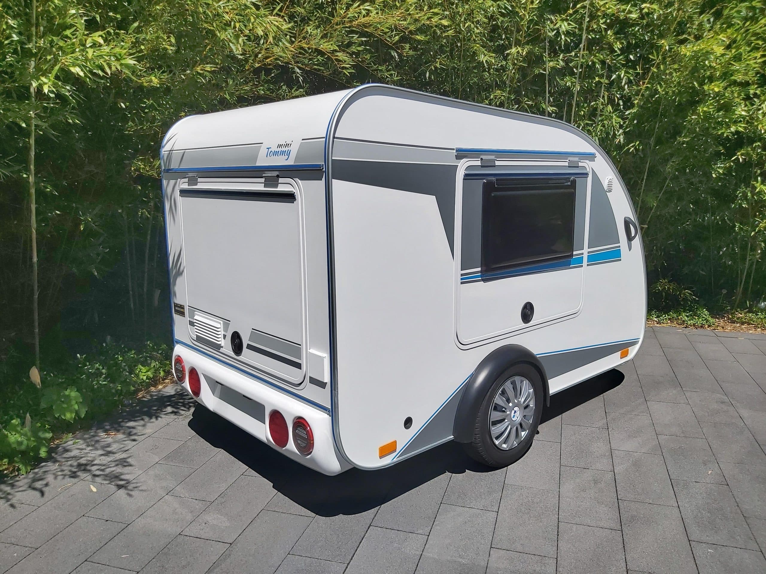 Mini camper Mini Tommy TMC25 Basic V1 252x140x121 cm, cucina, 100 km/h, 750 kg, non frenato, modello 2026