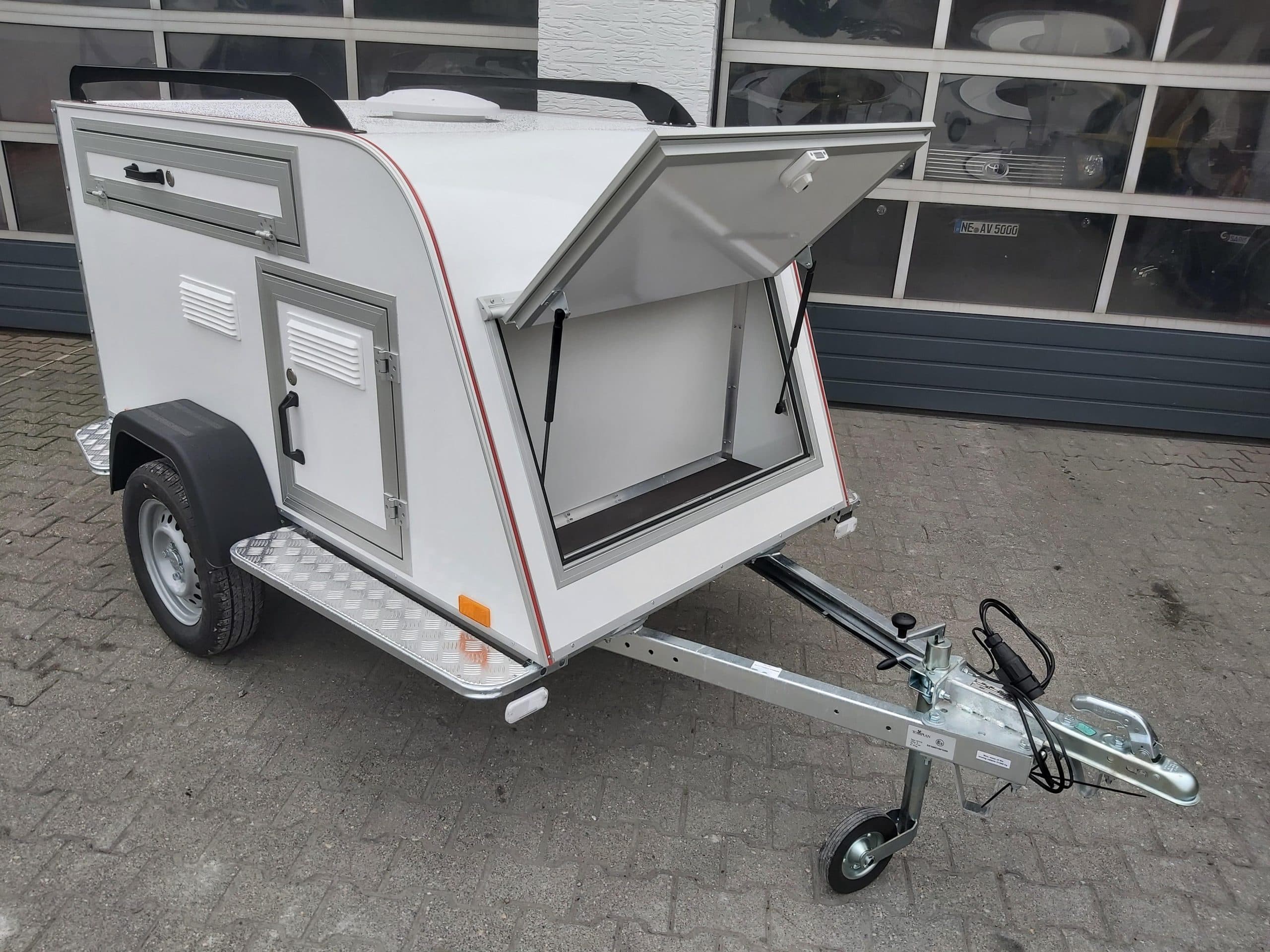 Rimorchio furgonato per trasporto cani TOM DOG 3 S, 3 box, vano portaoggetti, aeratore e vano bagagli, 750 kg, 100 km/h, offerta