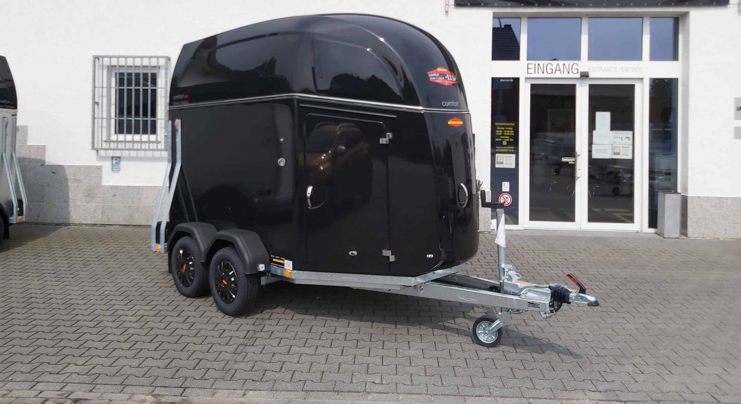 Rimorchio per cavalli Böckmann Comfort Esprit black Set, selleria, protezione anti-calcio, 100 km/h, 2400 kg, modello 2025