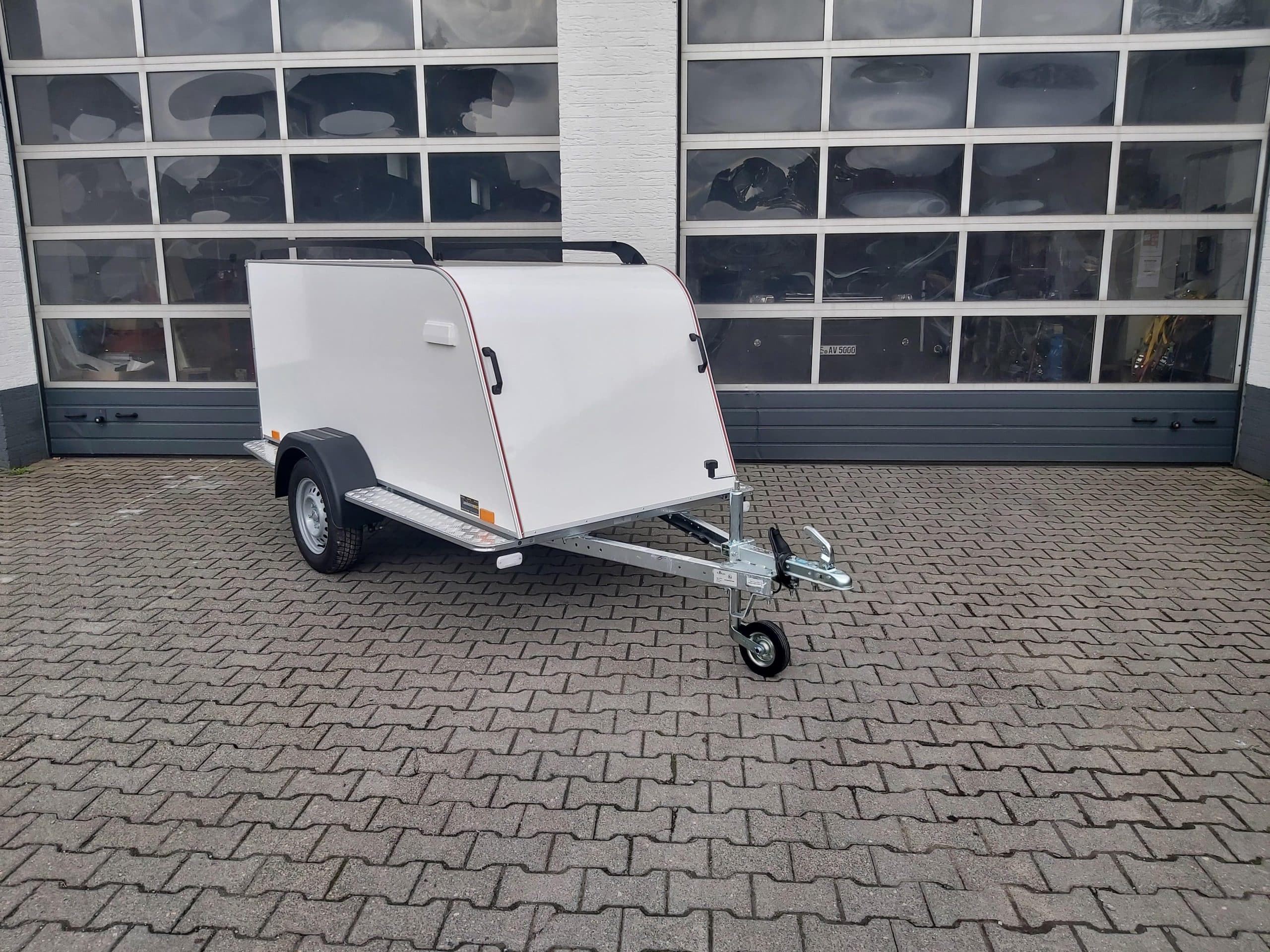 Rimorchio furgonato TF4 S Midi 250x110x90 cm aerodinamico con pedane e barre sul tetto (S) 100 km/h 750 kg