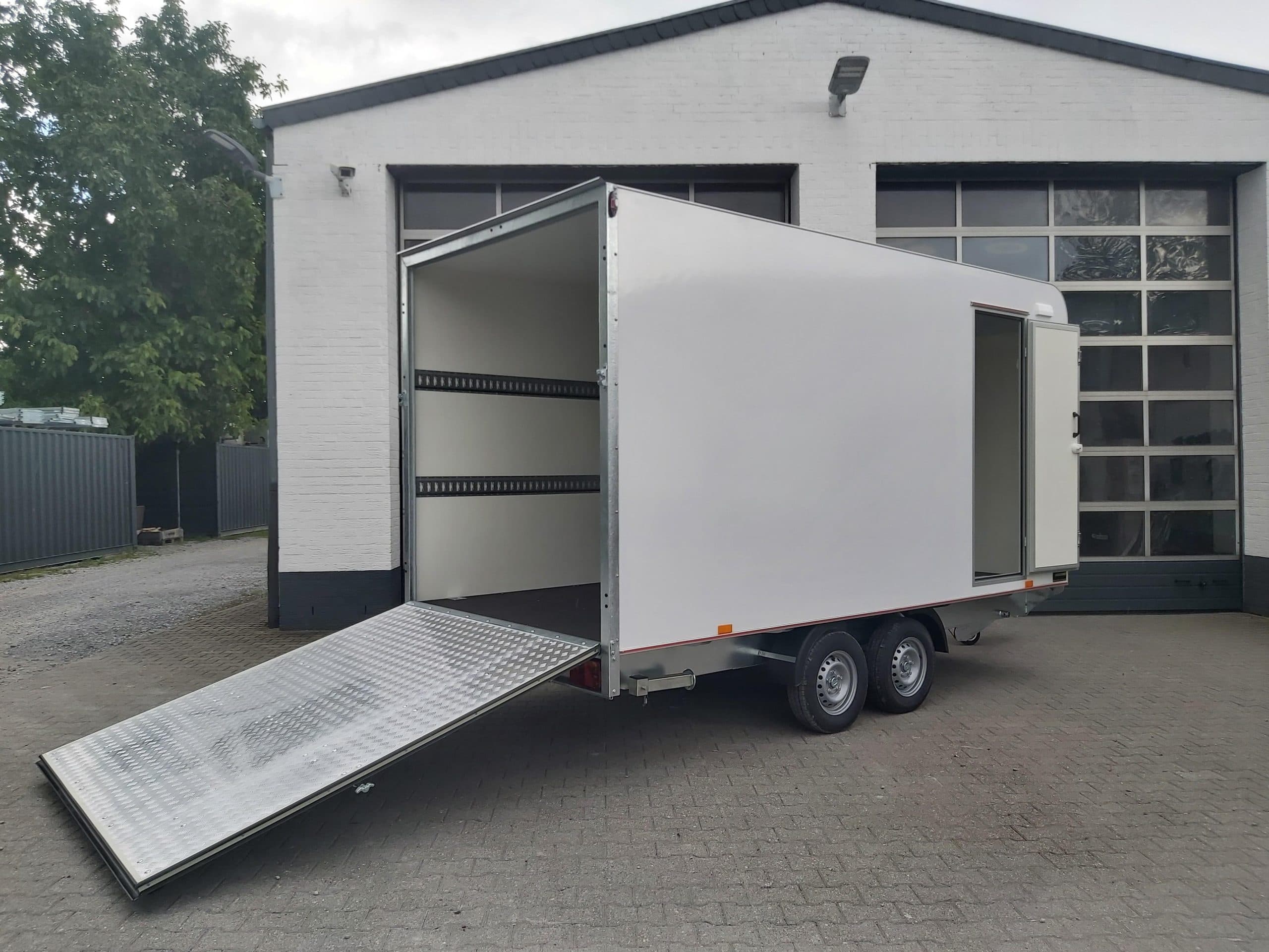 Rimorchio furgonato a pianale alto TFSP 420T.01 420x200x210 cm, aerodinamico, rampa posteriore, porta laterale, 230 V, luce interna, 13", 100 km/h, 27