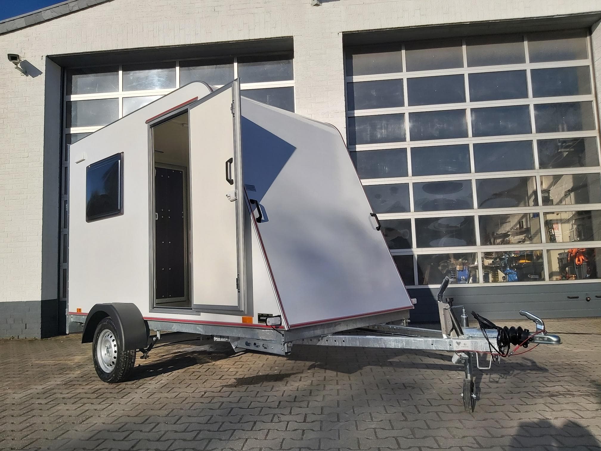 Kargo Camp TFS S Midi+ 320x150x180 cm, aerodinamico, porta laterale, rampa, finestre, 230V/12V, 750 kg, frenato, 100 km/h