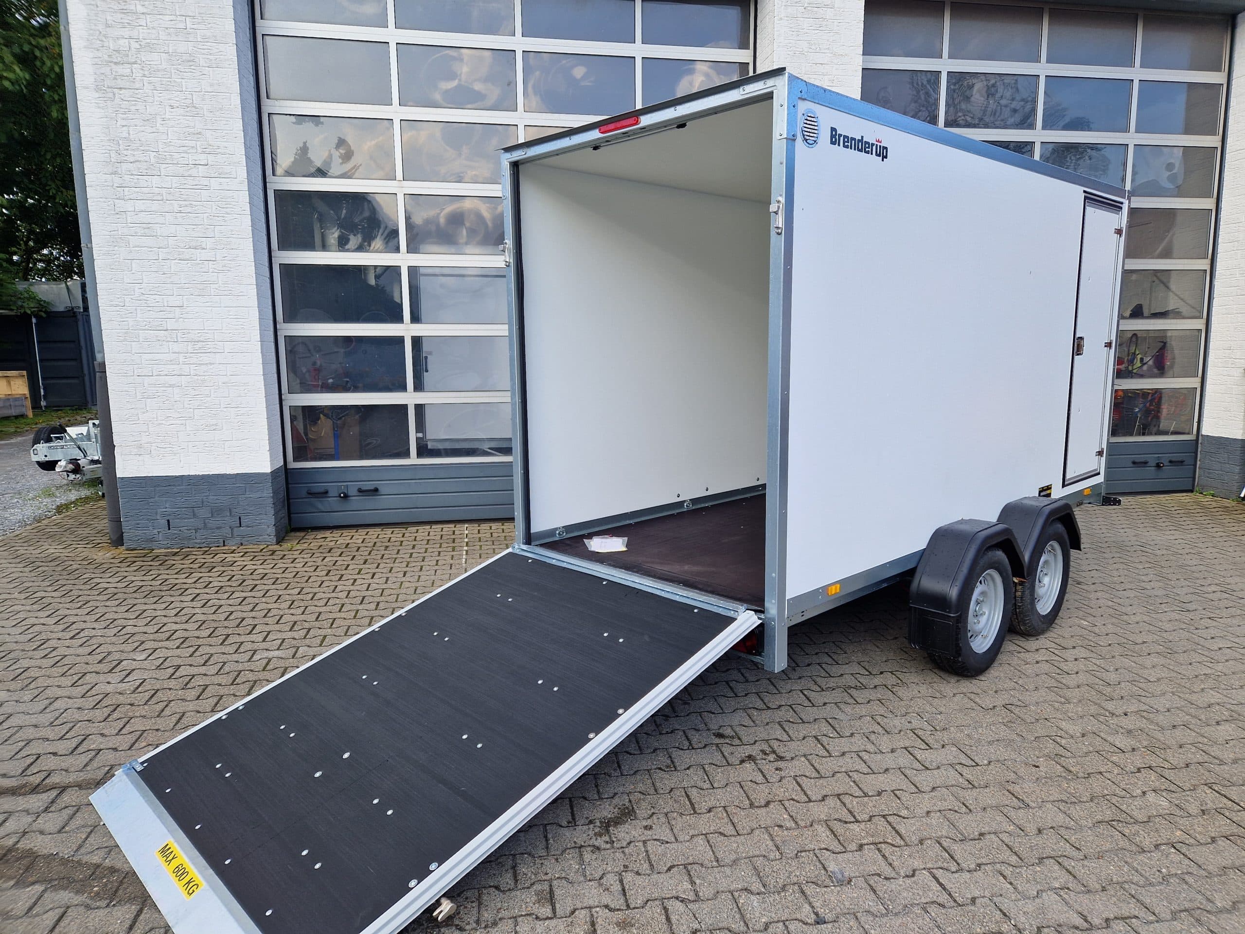 Rimorchio furgonato Brenderup Cargo Dynamic CD350 TB R ST 350x155x185 cm con rampa posteriore, porta laterale e pareti alveolari (L) 2500 kg