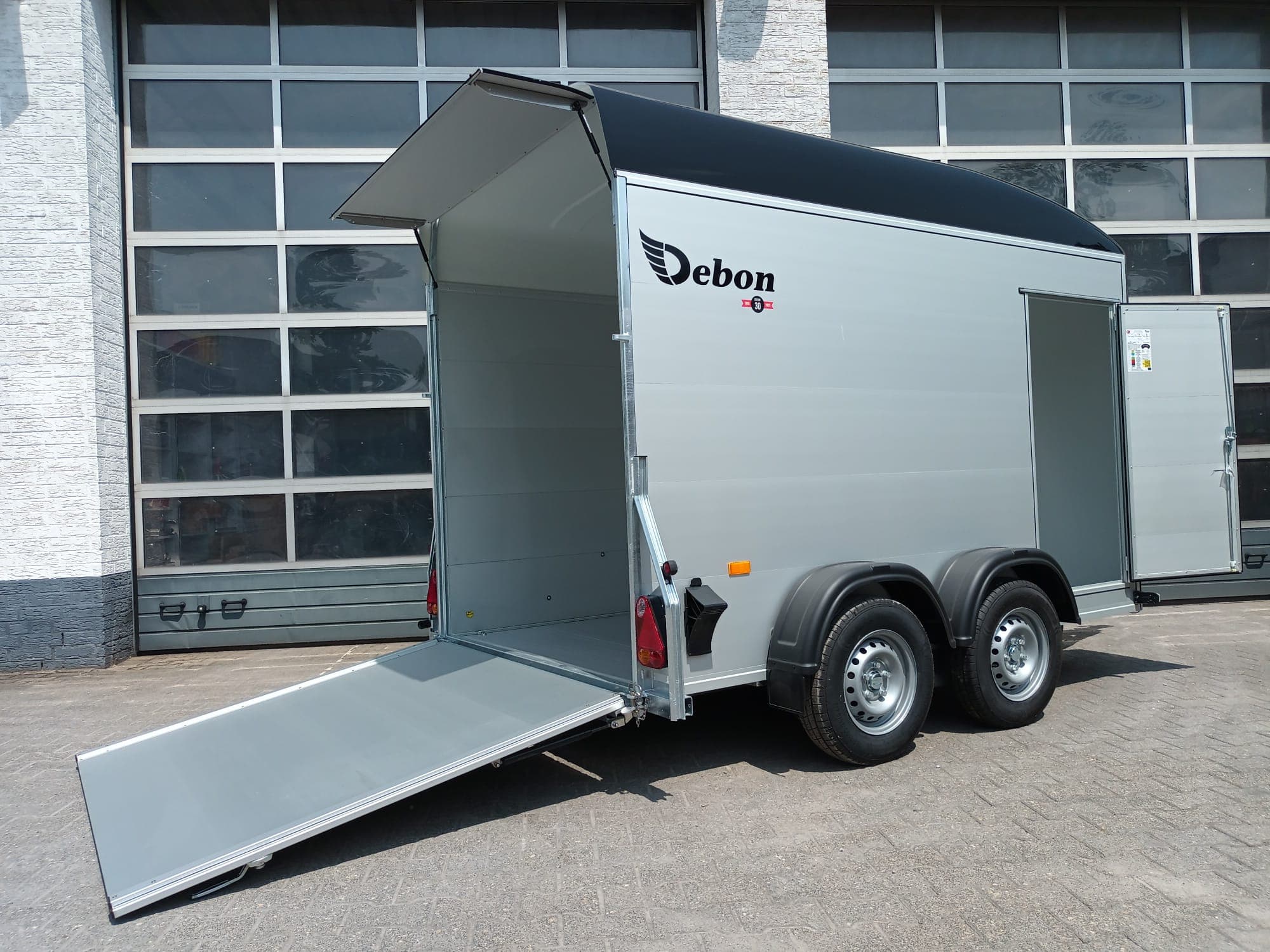 Cargo Roadster 500+ 312x167x199 cm, alluminio/poliestere nero, porta laterale, Pullman, 100 km/h, 2600 kg, offerta autoscuola