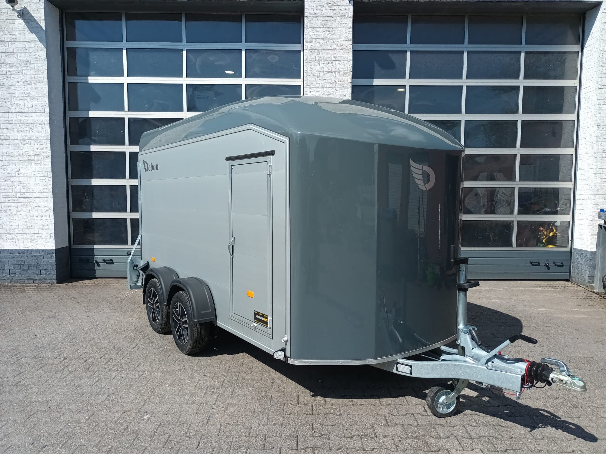 Cargo Roadster 700 Plus 375x180x200 cm, alluminio/poliestere grigio ferro, cerchi in lega Darkline, Pullman, 100 km/h, 2600 kg, modello 2024