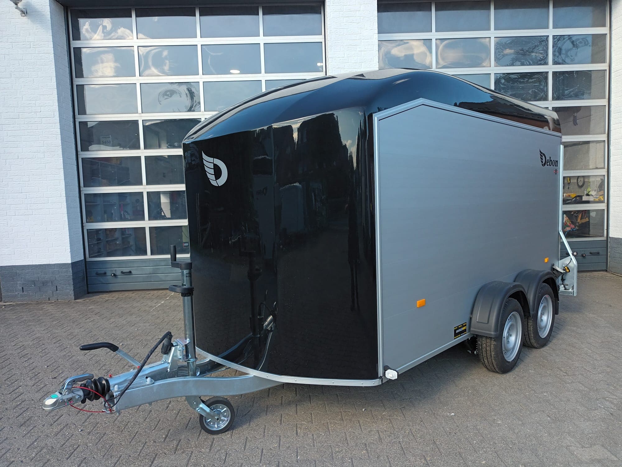 Rimorchio furgonato Cargo Roadster 700 375x180x200 cm, alluminio e poliestere nero, Pullman, 100 km/h, 2600 kg, modello 2025