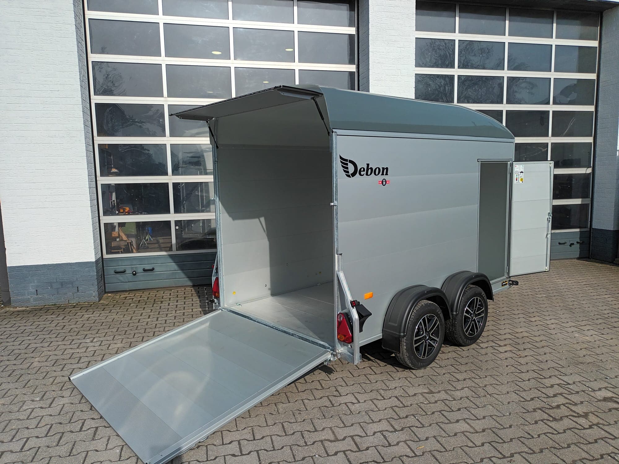 Rimorchio furgonato Cargo Roadster 500 312x167x199 cm, alluminio/poliestere grigio ferro, porta laterale, cerchi in lega, 2000 kg, Pullman, 100 km/h