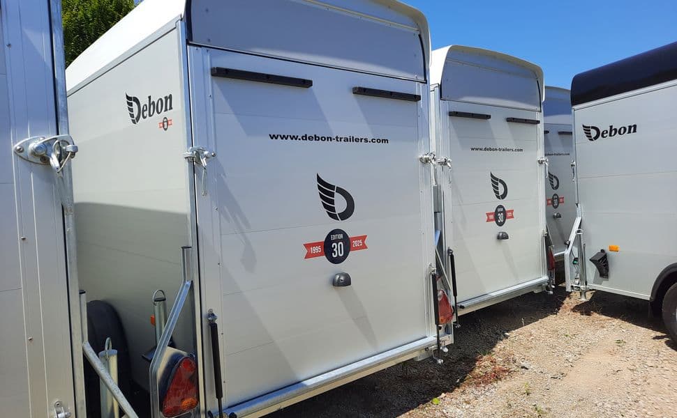 Cargo Roadster 500+ 312x167x199 cm, alluminio/poliestere bianco, porta laterale, cerchi in lega argento, Pullman, 100 km/h, 2600 kg