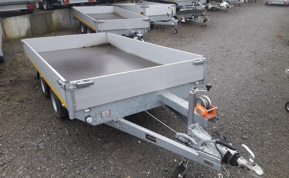 Trasportatore multiuso 330x180x30 cm con rampe, verricello e supporti, pianale basso 56 cm, pneumatici 10" (L) 2700 kg