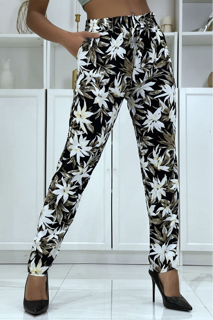 Pantalon fluide noir à motif floral B-10