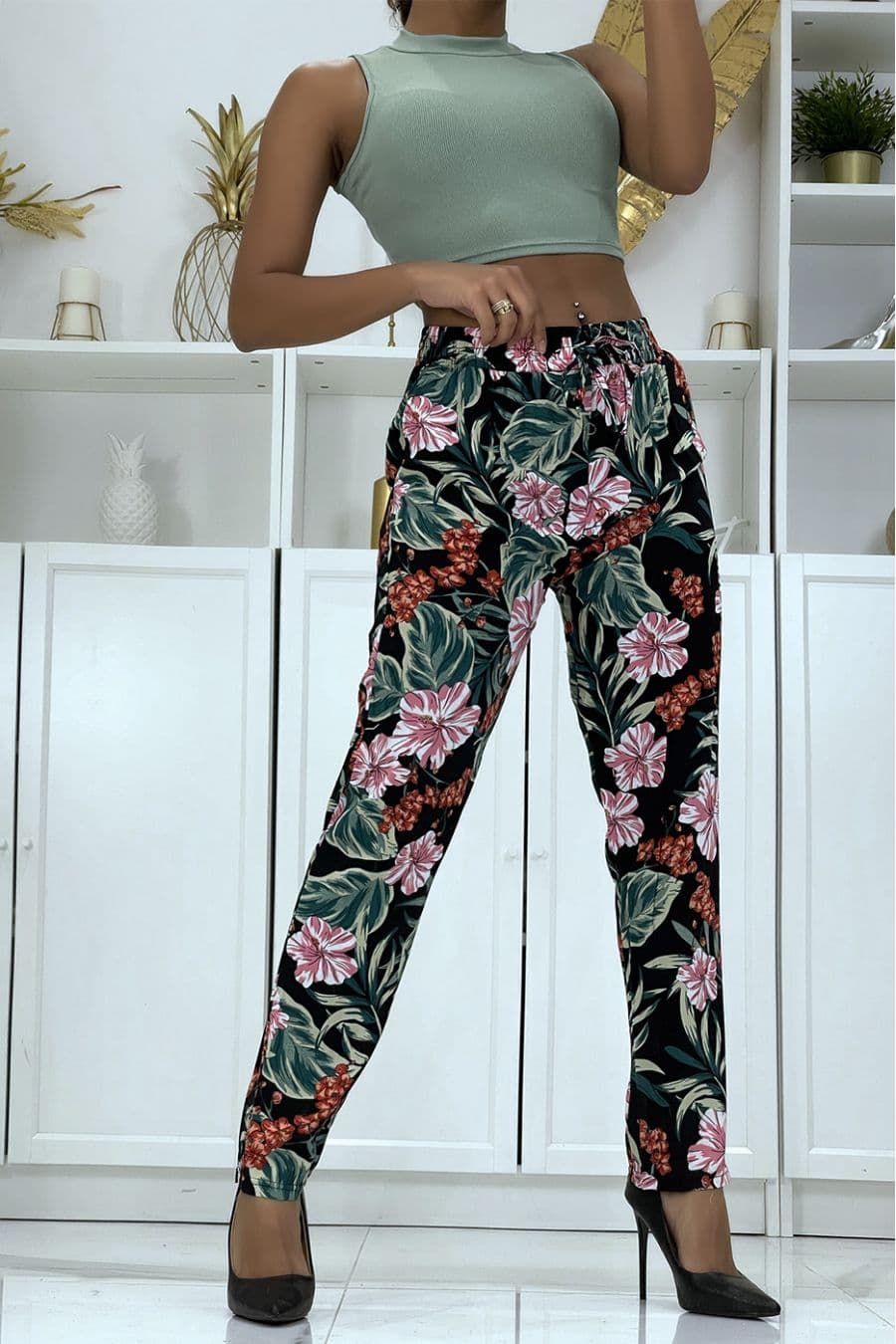 Pantalon fluide noir à motif floral B-21