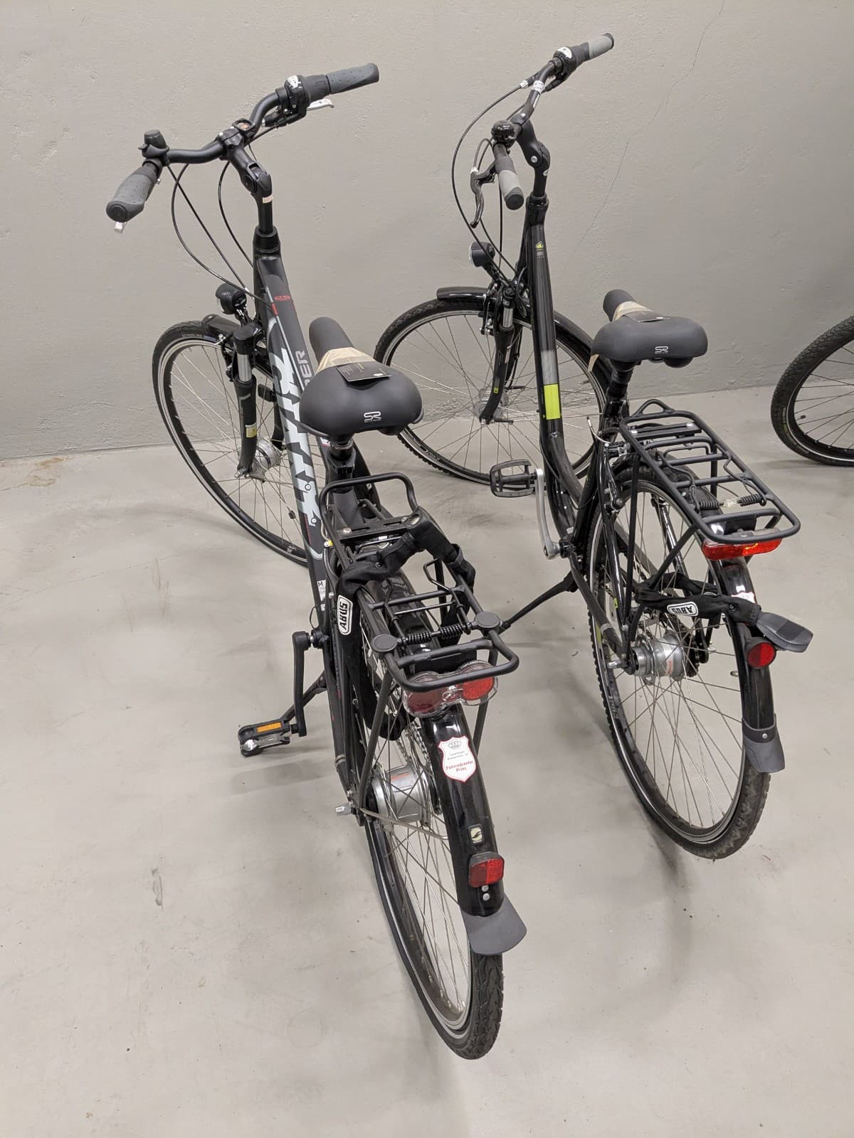 Damen und Herren Fahrräder Falter C4.0 schwarz und Giant Tourer CS1 schwarz