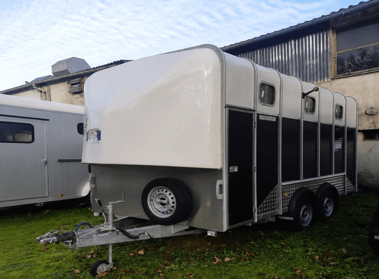 Van Ifor Williams HB 610 — 4 places