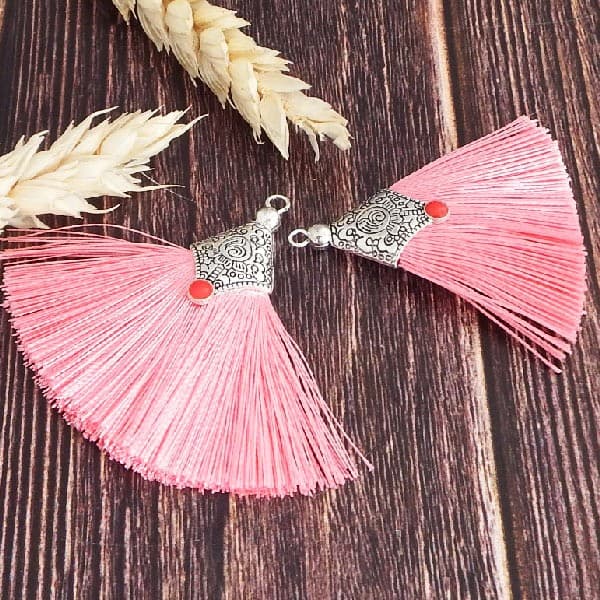 Pompon rose avec alliage et email rouge 50 mm