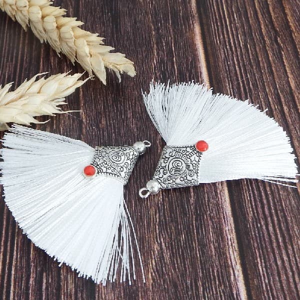 Pompon blanc avec alliage et email rouge 50 mm