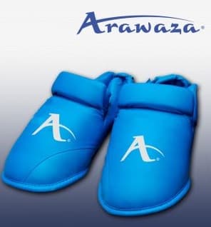 Protège-pieds Karate ARAWAZA - bleu ou rouge En stock Habituellement expédié sous 10 à 20 jours Bleu L
