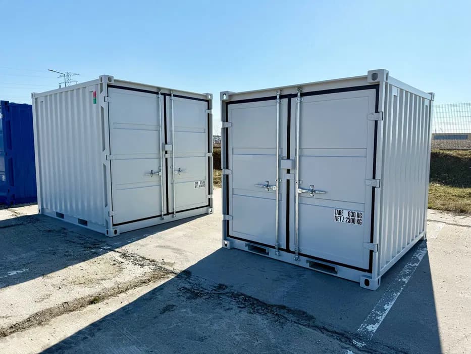 Minicontainer 8 Fuß, weiß lackiert, doppeltürig, mit Holzfußboden