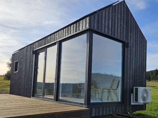 Tiny House 7,10 × 3,00 m – Fachada Negra – Altillo con Ventana Triangular