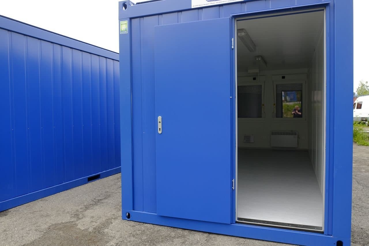 Contenedor de 20 pies con ventanas y puerta