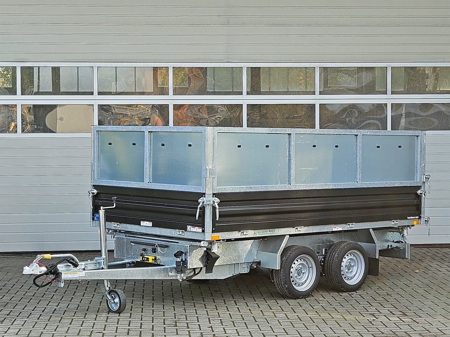 Humbaur HTK 3000.31 – Stahl-Kippanhänger – E-Pumpe, Aufsatz 600 mm