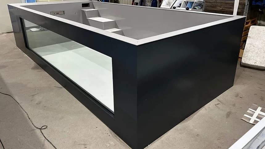 Polypropylen Pool 6,5 × 2,55 m mit 4 m Panorama-Fenster, Filtersystem, Gegenstromanlage und Wärmepumpe