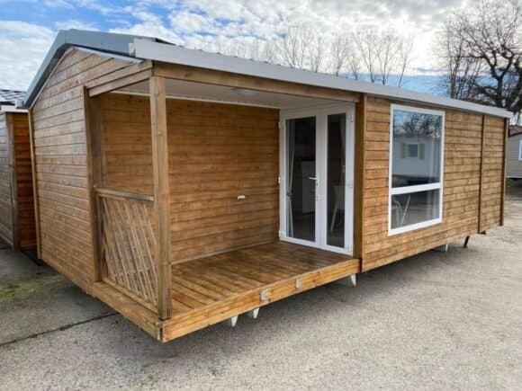 Containerhaus IRM mit Holzterrasse – ITB-Modell, 2 Schlafzimmer, 1 Bad, 1 Dusche, 4-Jahres-Isolierung, sofort lieferbar