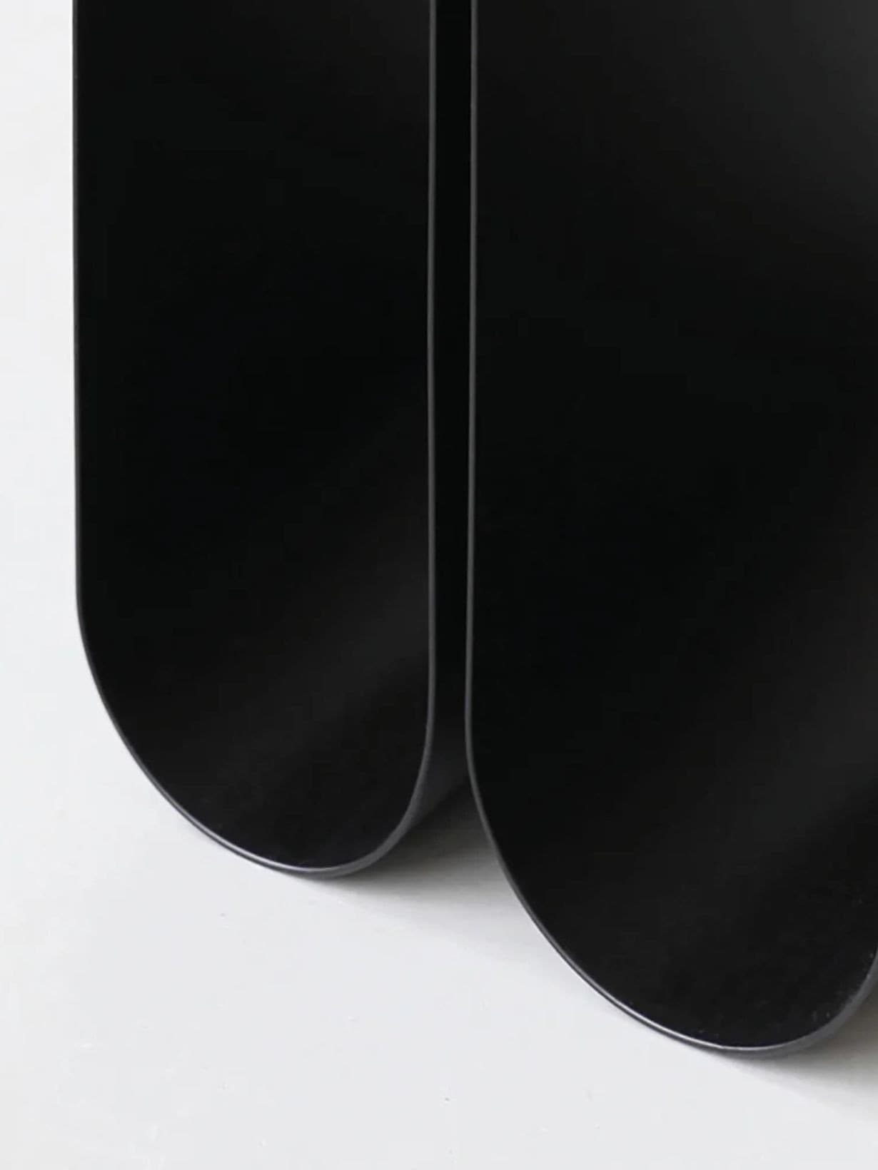 Table d’appoint incurvée en acier, Curved Noir  - KRISTINA DAM 