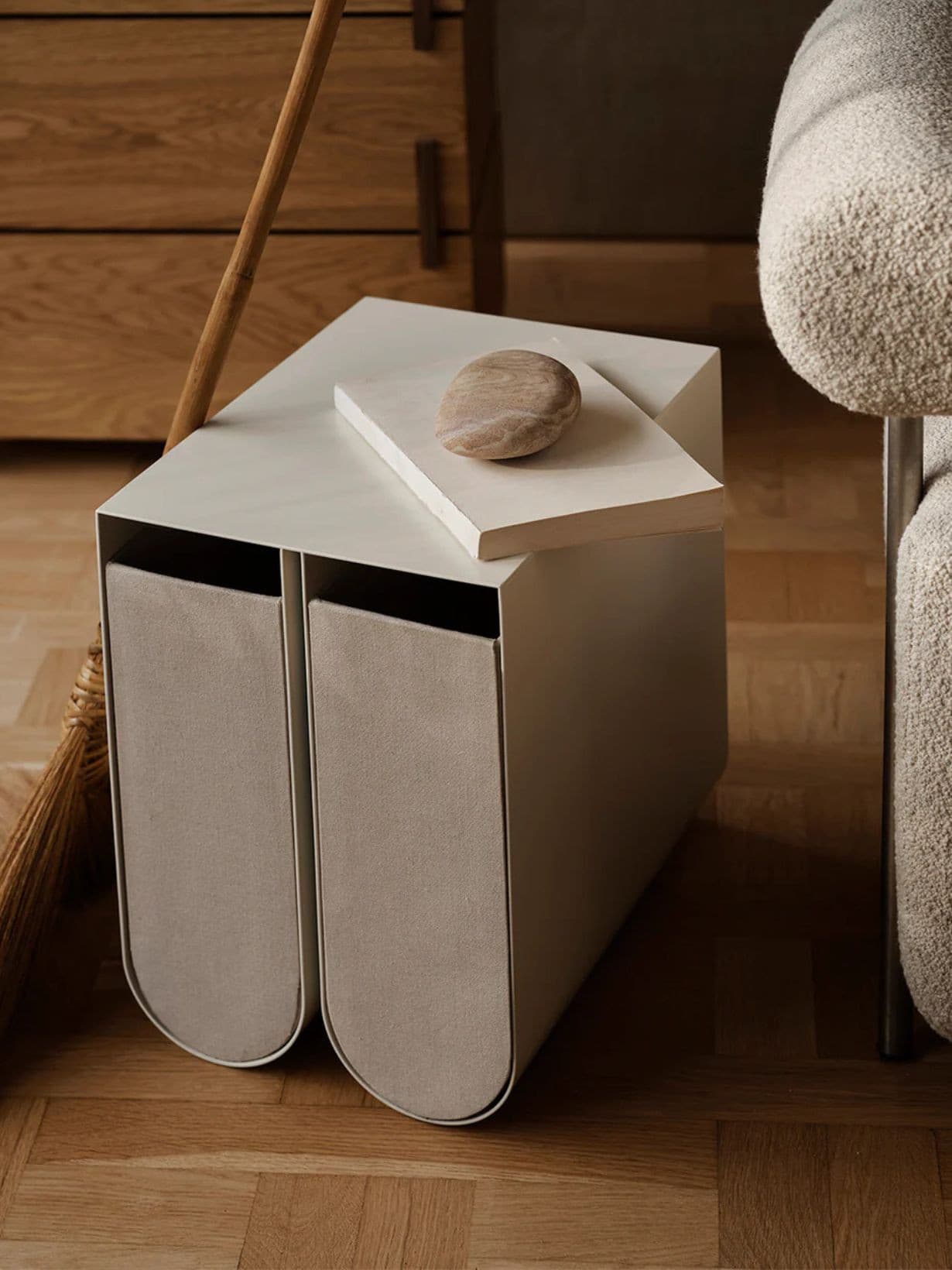 Table d’appoint incurvée en acier, Curved Blanc  - KRISTINA DAM 