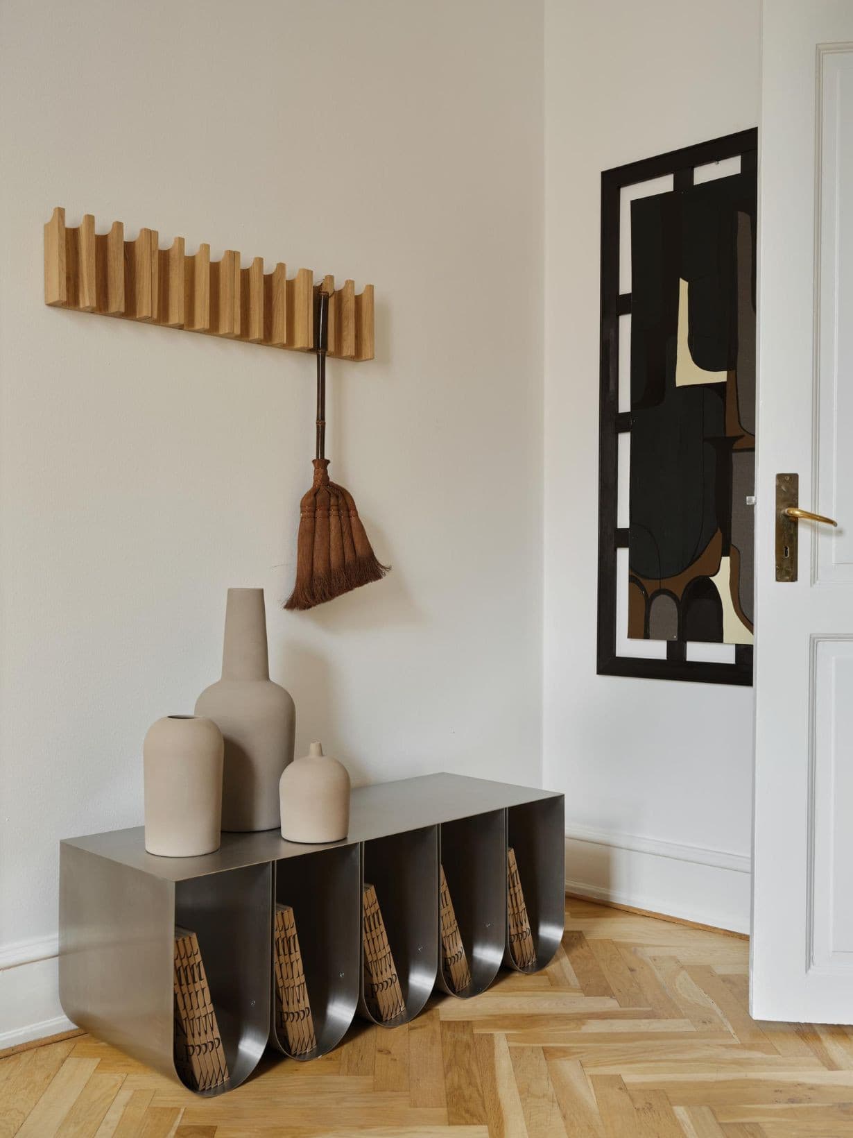 Banc de rangement incurvé en acier brut, Curved   - KRISTINA DAM 