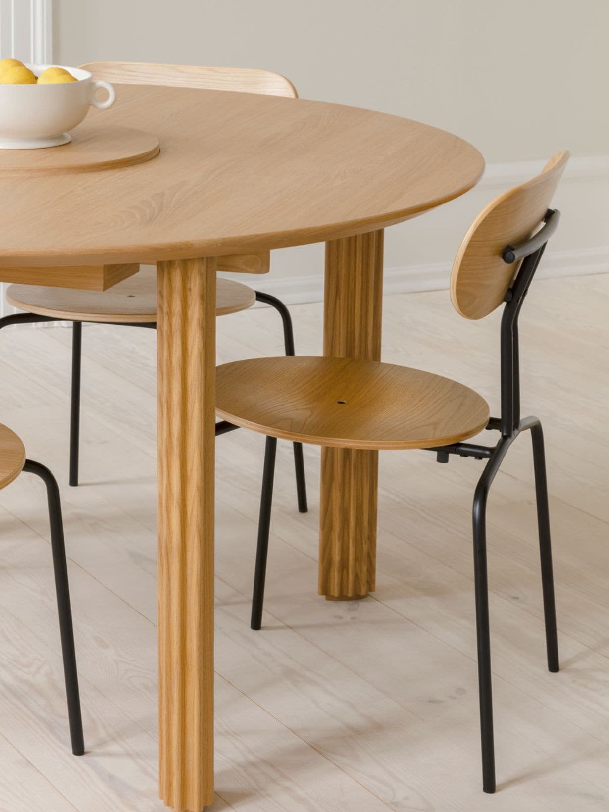 Chaise scandinave en bois et métal, Curious   - Umage 